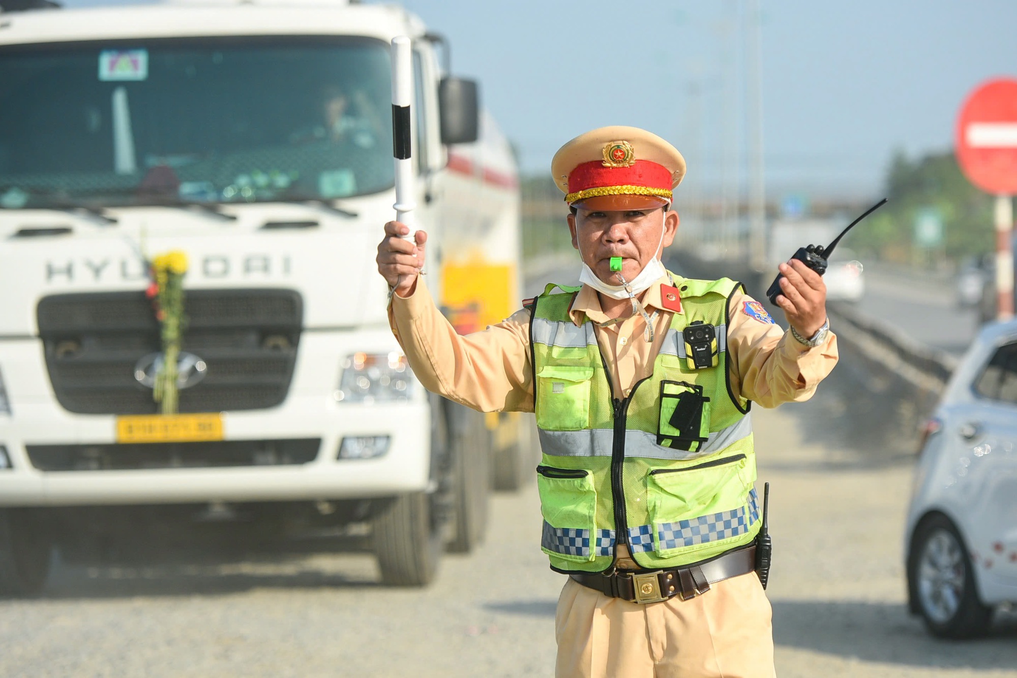 Trở lại miền Nam sau Tết, nhiều t&agrave;i xế 'mắc kẹt' ở cửa ng&otilde; Đ&agrave; Nẵng- Ảnh 4.