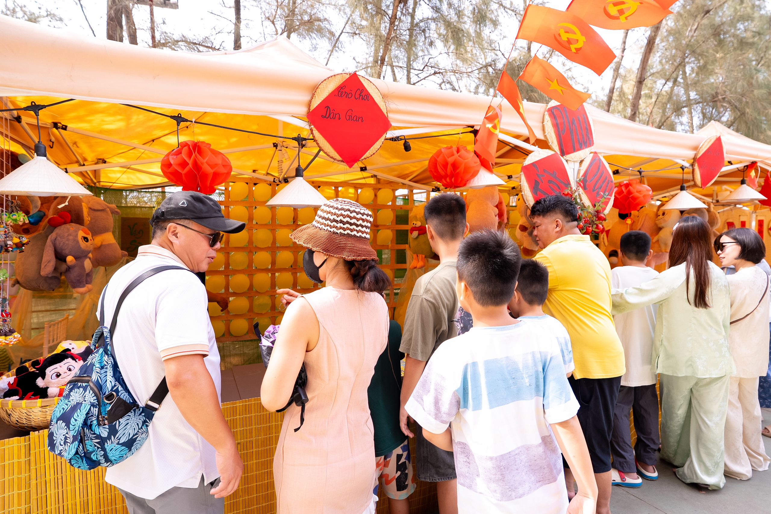 Cần Giờ đông nghịt khách mùng 5-6 tết, trò chơi dân gian tấp nập- Ảnh 6. Cần Giờ đông nghịt khách mùng 5-6 tết, trò chơi dân gian tấp nập- Ảnh 6.