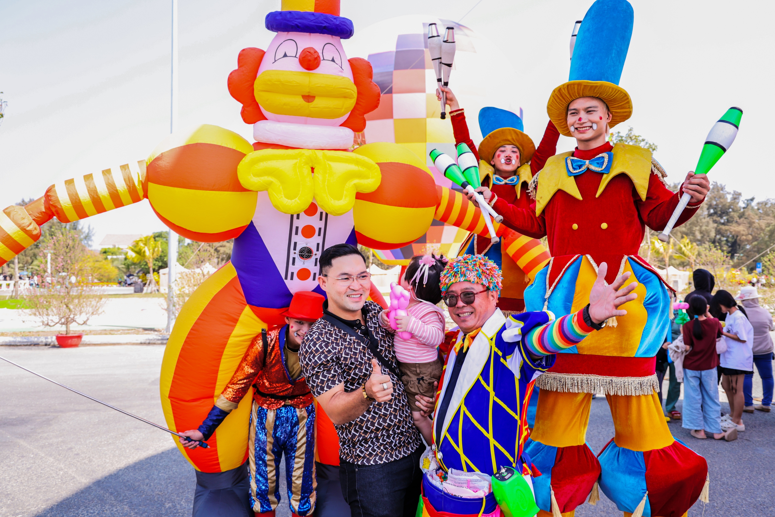 Cần Giờ đông nghịt khách mùng 5-6 tết, trò chơi dân gian tấp nập- Ảnh 9. Cần Giờ đông nghịt khách mùng 5-6 tết, trò chơi dân gian tấp nập- Ảnh 9.