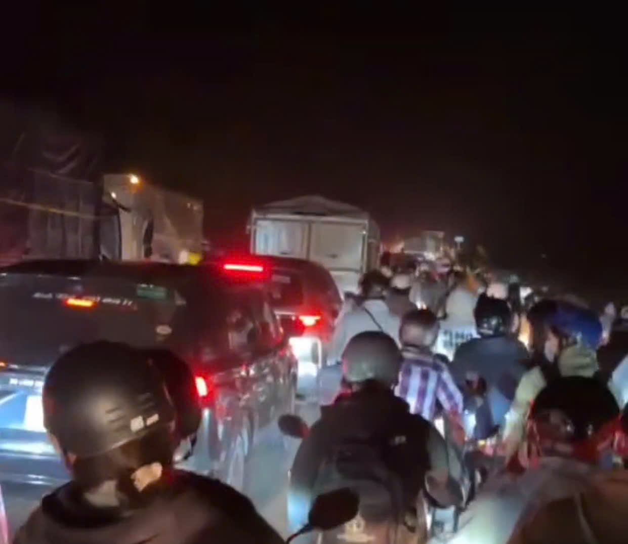 Đường miền Tây về TP.HCM kẹt xe nghiêm trọng, di chuyển 200 km mất hơn 8 tiếng- Ảnh 3.