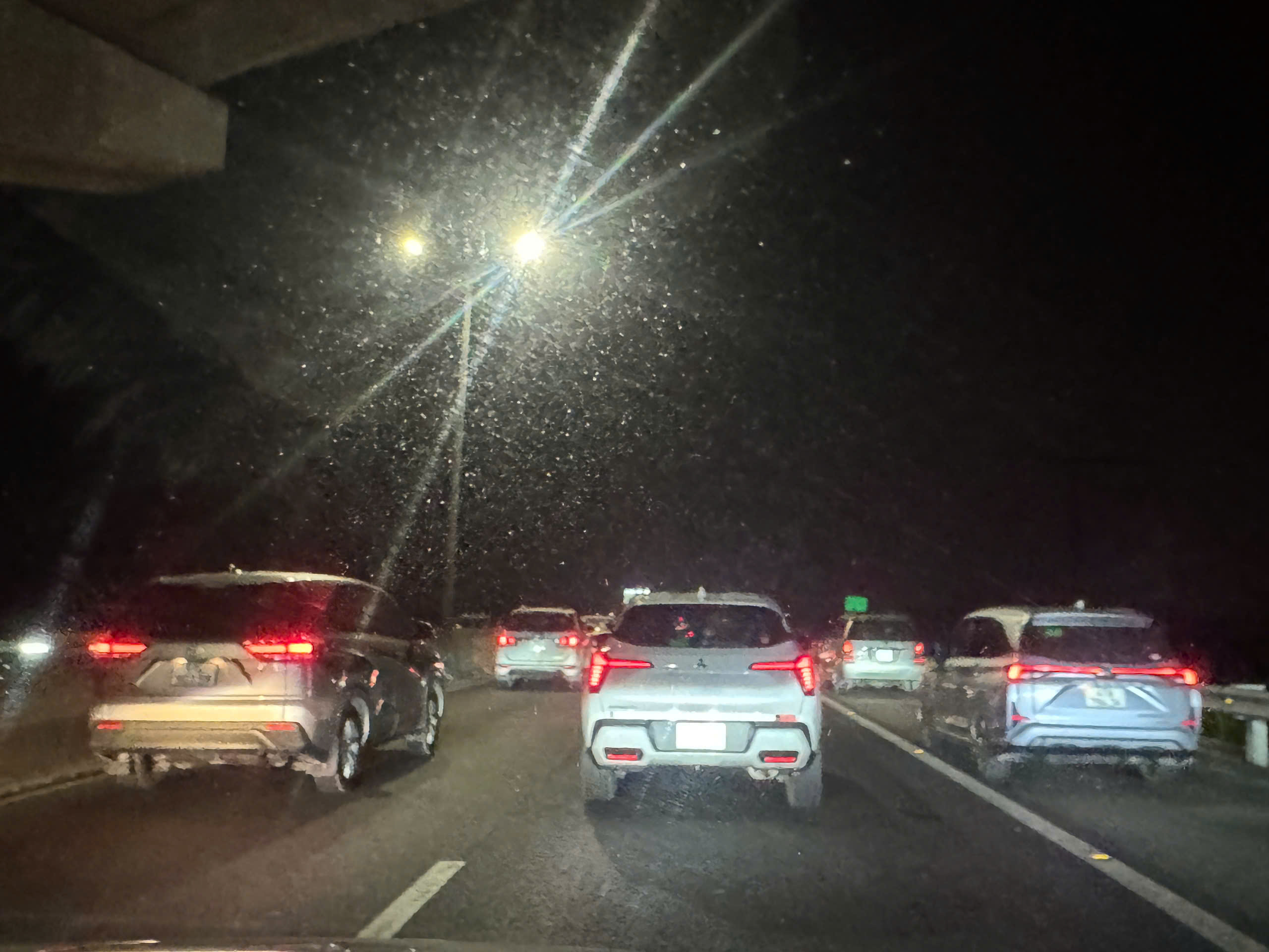 Xe đi vào làn khẩn cấp cao tốc TP.HCM - Trung Lương tối mùng 6 tết không bị phạt- Ảnh 1.