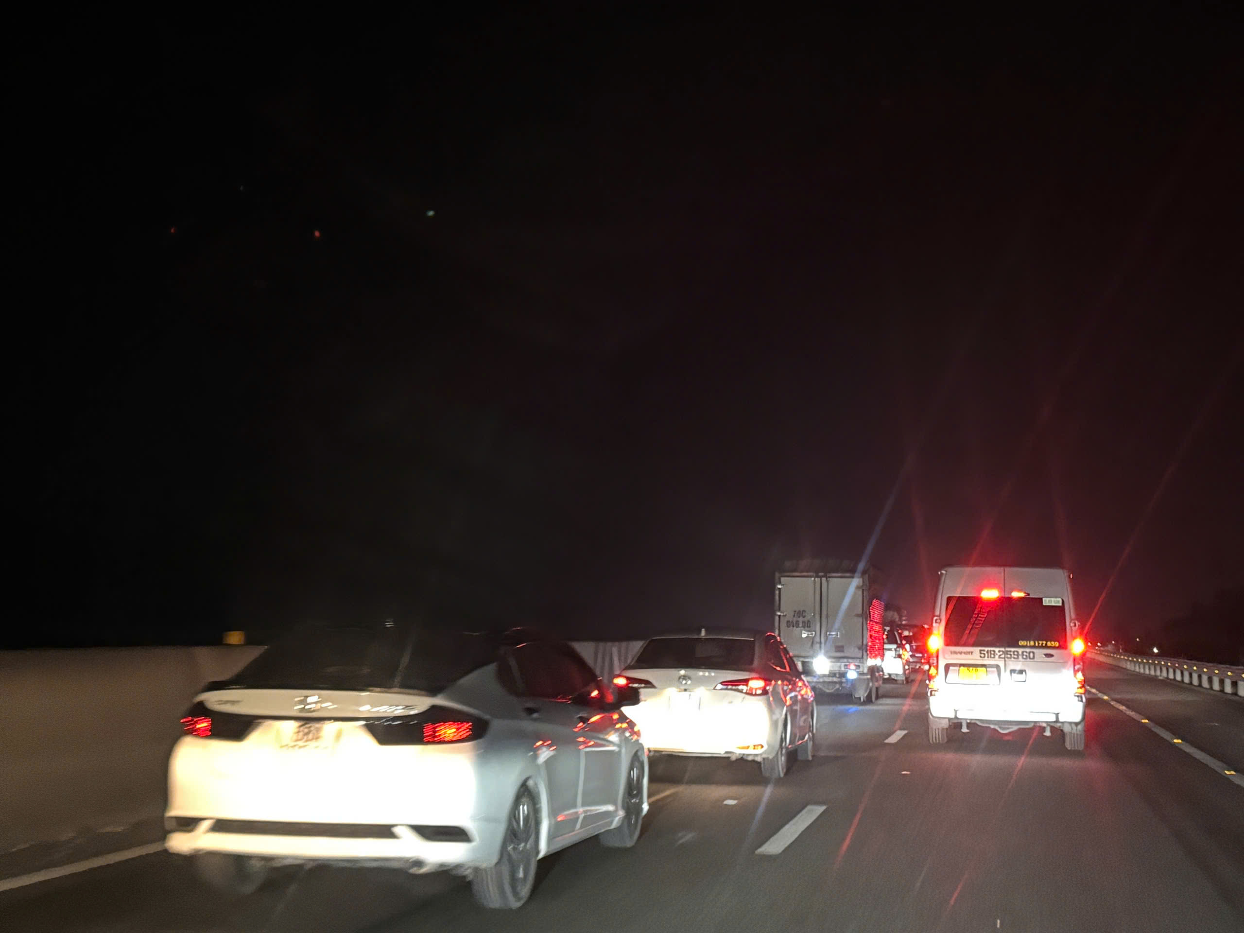 Đường miền Tây về TP.HCM kẹt xe nghiêm trọng, di chuyển 200 km mất hơn 8 tiếng- Ảnh 1.