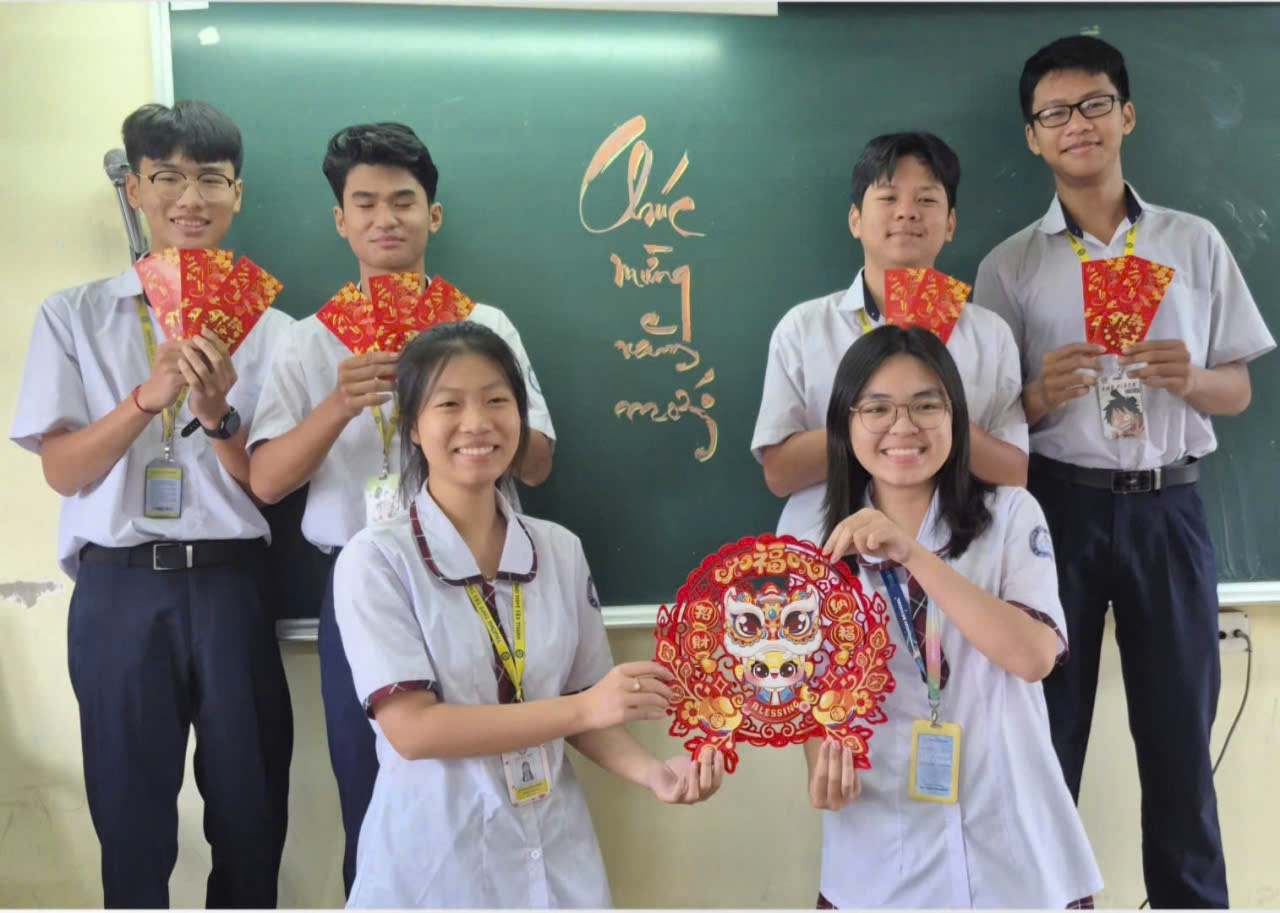 Những cách 'lì xì tri thức' đầu năm Bính Ngọ cho học sinh - Ảnh 1.