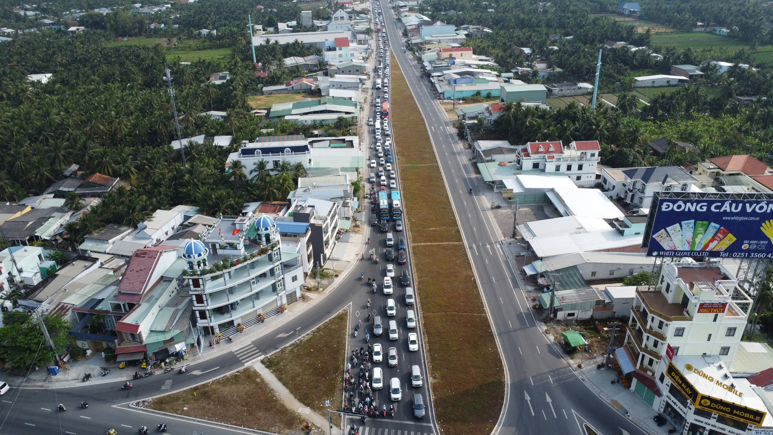 Dòng xe từ miền Tây ùn tắc tại TP . HCM sau tết 2026 - Ảnh 2.