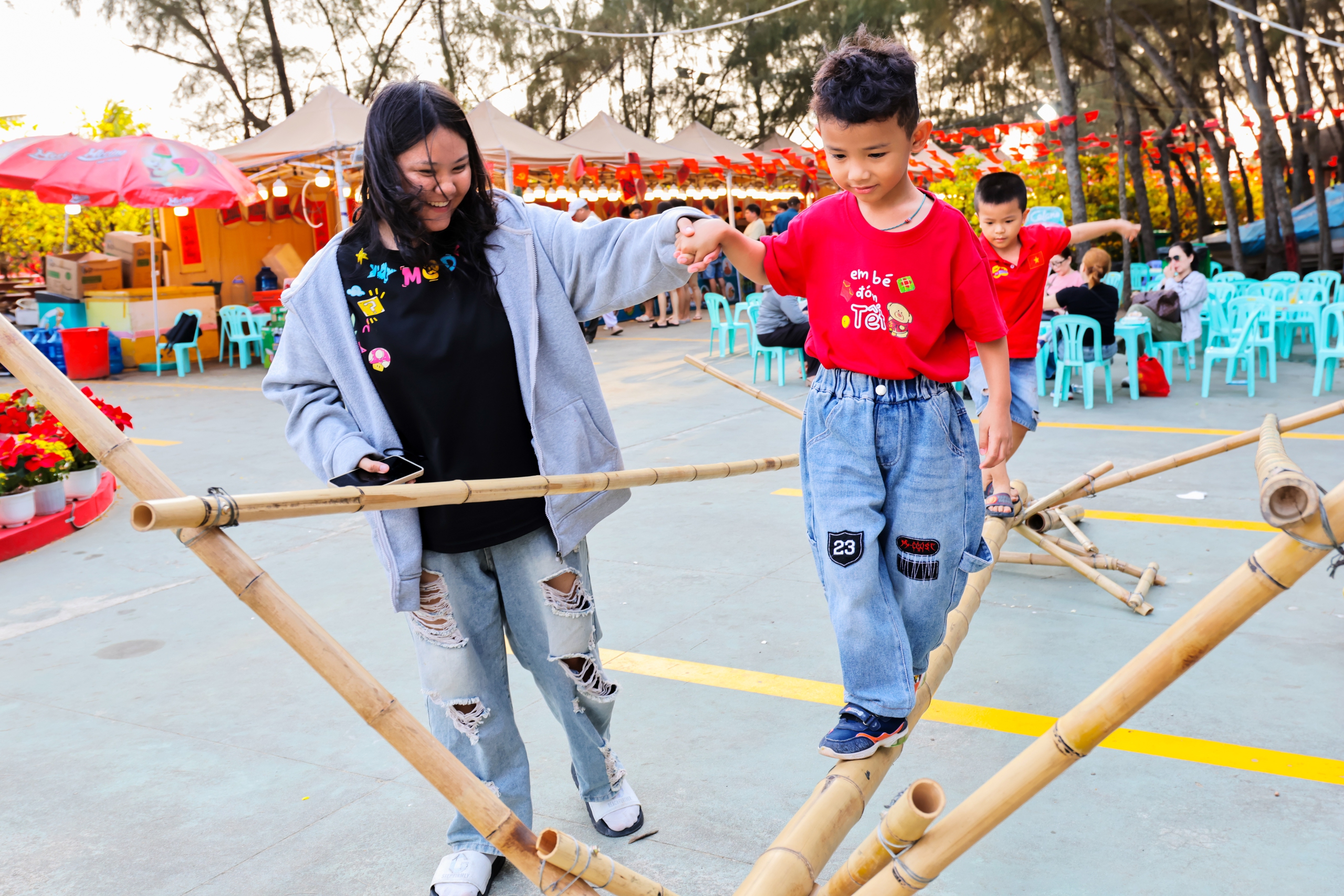 Cần Giờ đông nghịt khách mùng 5-6 tết, trò chơi dân gian tấp nập- Ảnh 8. Cần Giờ đông nghịt khách mùng 5-6 tết, trò chơi dân gian tấp nập- Ảnh 8.