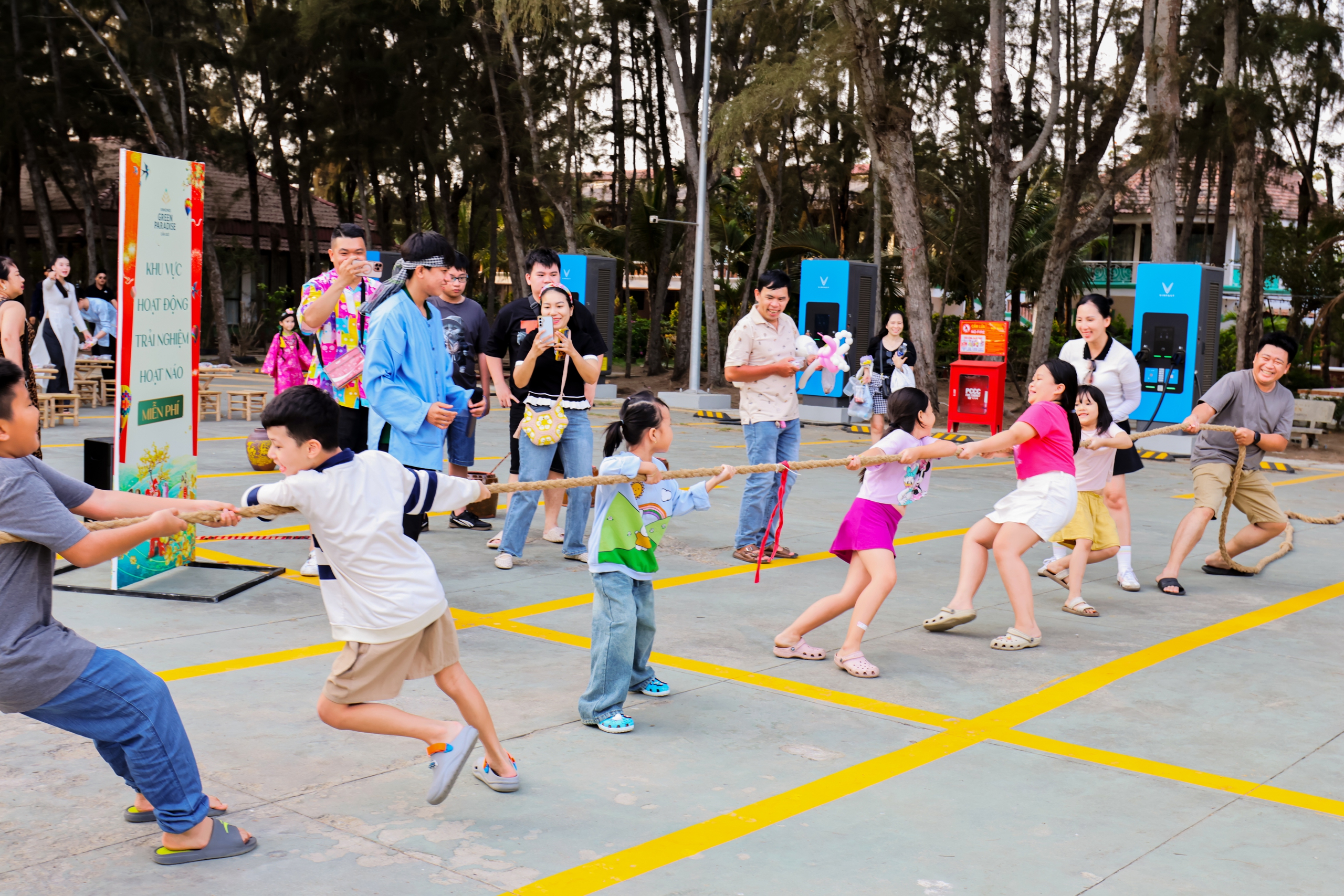 Cần Giờ đông nghịt khách mùng 5-6 tết, trò chơi dân gian tấp nập- Ảnh 7. Cần Giờ đông nghịt khách mùng 5-6 tết, trò chơi dân gian tấp nập- Ảnh 7.