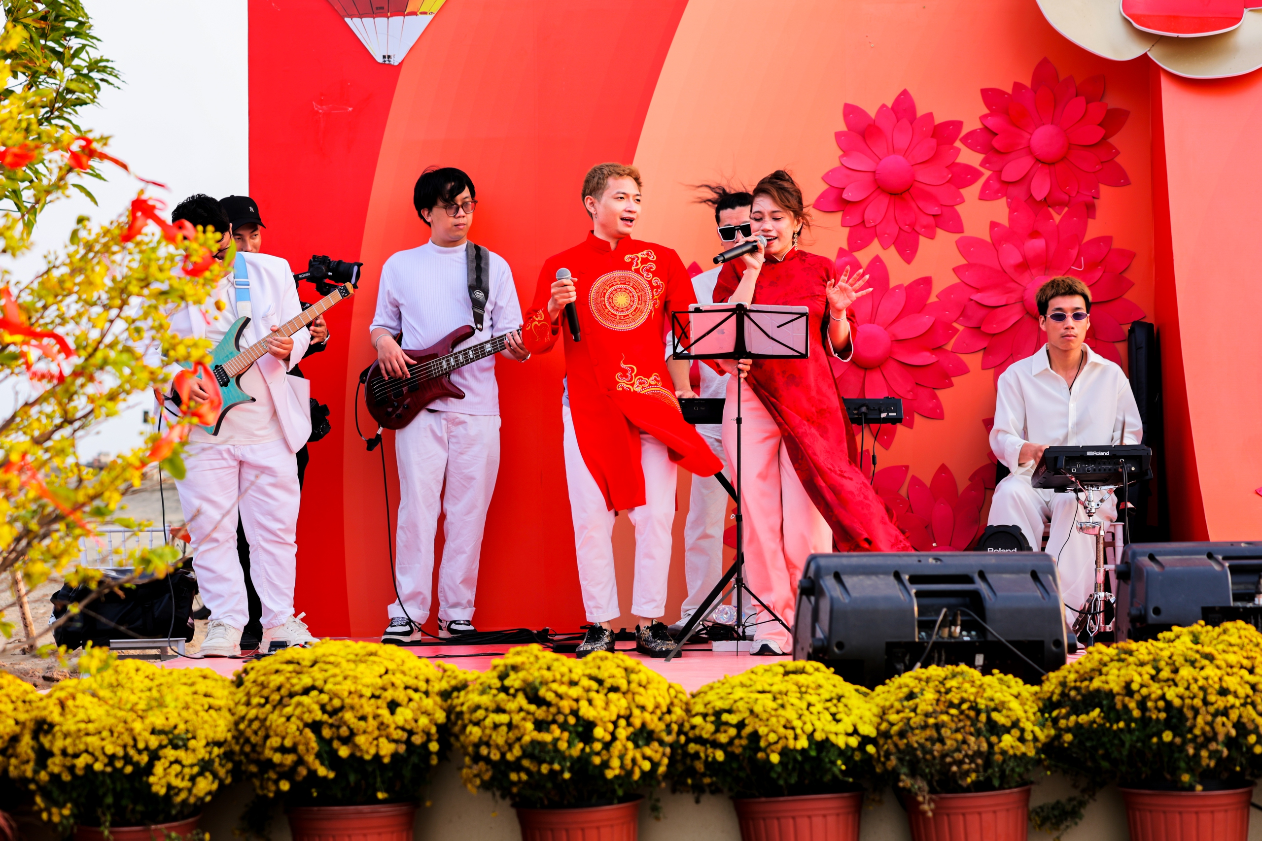 Cần Giờ đông nghịt khách mùng 5-6 tết, trò chơi dân gian tấp nập- Ảnh 14. Cần Giờ đông nghịt khách mùng 5-6 tết, trò chơi dân gian tấp nập- Ảnh 14.