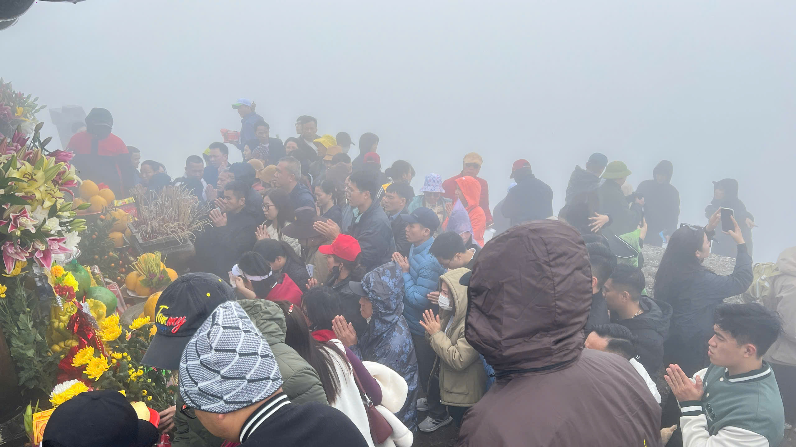 Biển người h&agrave;nh hương về Y&ecirc;n Tử  - Ảnh 5.