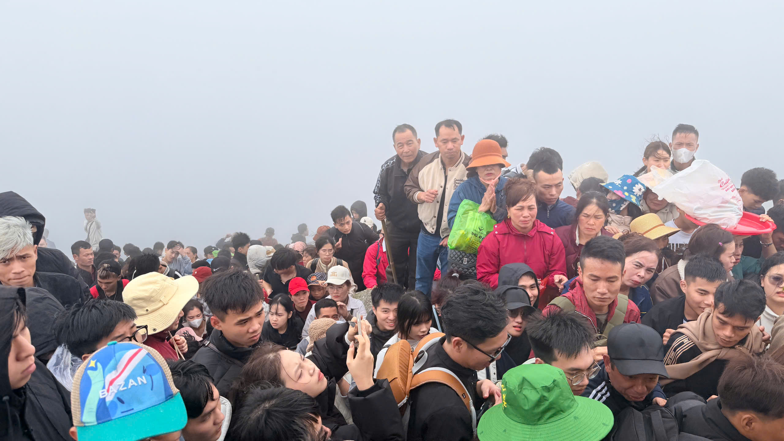 Biển người h&agrave;nh hương về Y&ecirc;n Tử  - Ảnh 2.