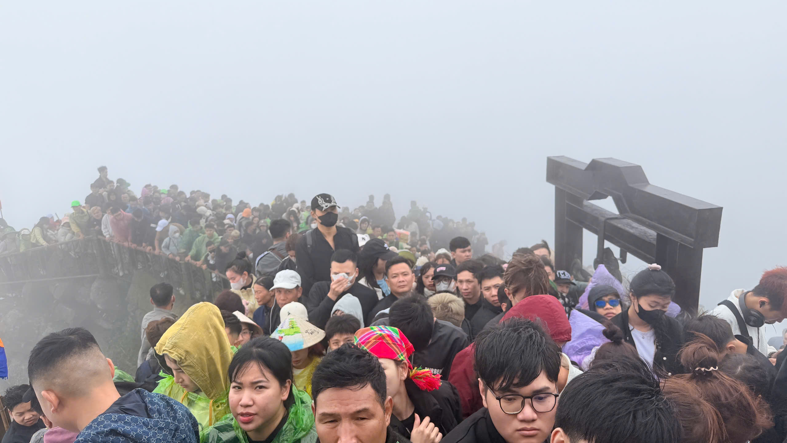 Biển người h&agrave;nh hương về Y&ecirc;n Tử  - Ảnh 6.