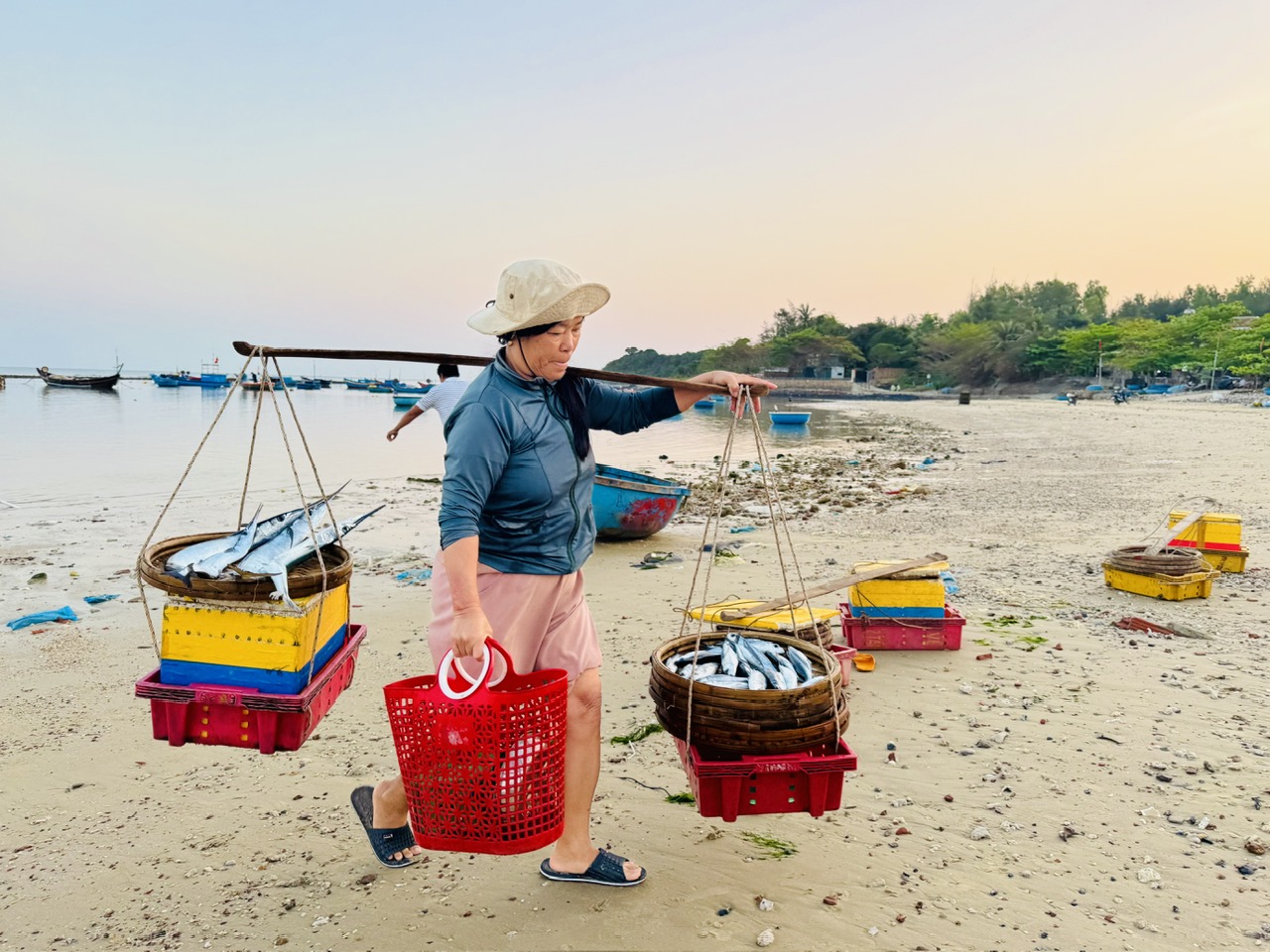 Xuyên đêm vươn khơi, ngư dân Quảng Ngãi đón 'lộc biển'- Ảnh 14. Xuyên đêm vươn khơi, ngư dân Quảng Ngãi đón 'lộc biển'- Ảnh 14.