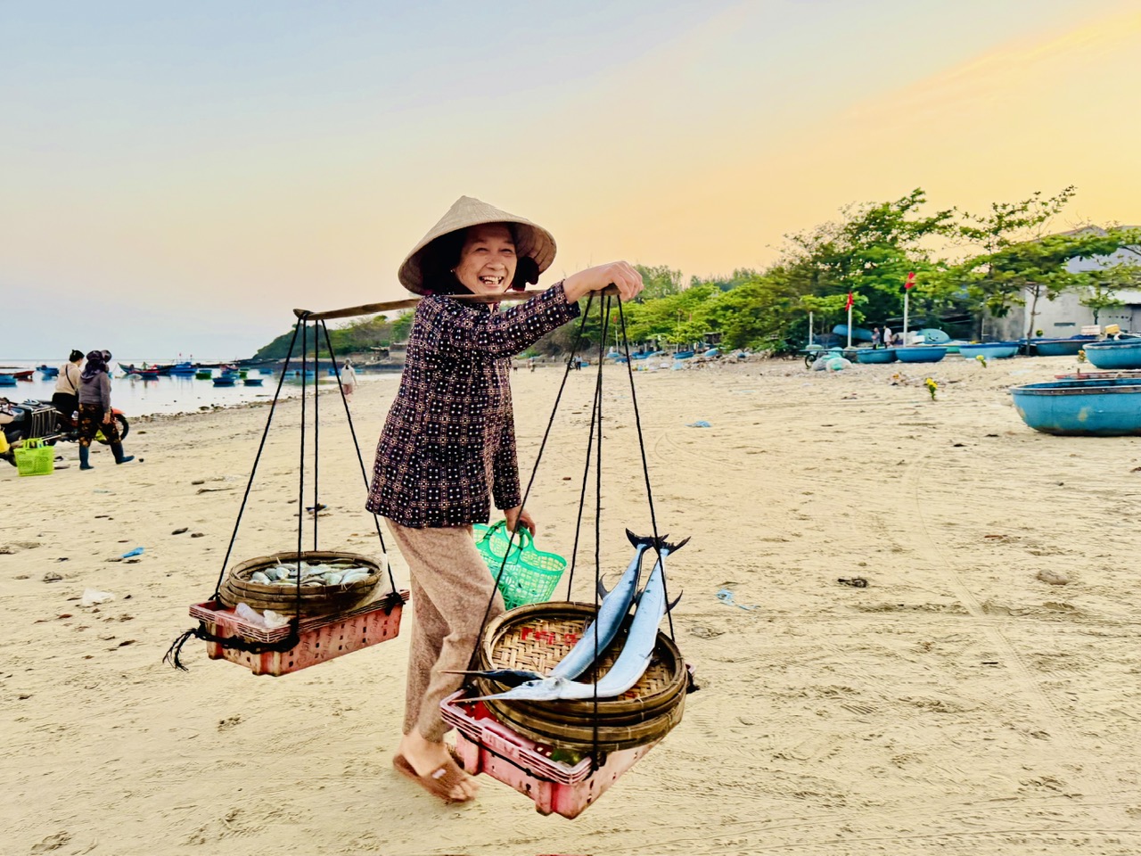 Xuyên đêm vươn khơi, ngư dân Quảng Ngãi đón 'lộc biển'- Ảnh 5. Xuyên đêm vươn khơi, ngư dân Quảng Ngãi đón 'lộc biển'- Ảnh 5.