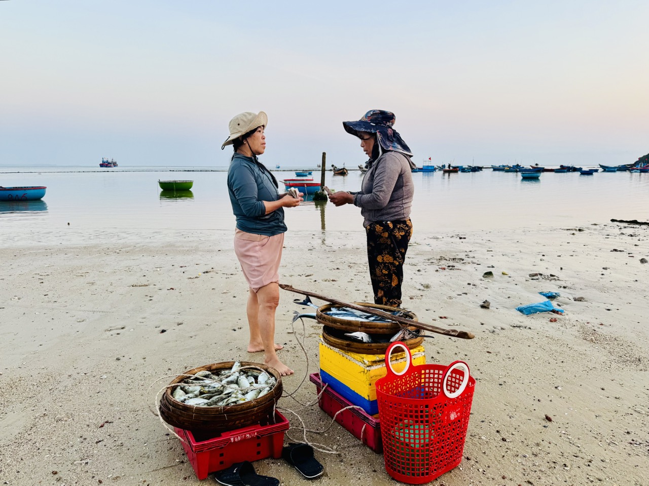 Xuyên đêm vươn khơi, ngư dân Quảng Ngãi đón 'lộc biển'- Ảnh 4. Xuyên đêm vươn khơi, ngư dân Quảng Ngãi đón 'lộc biển'- Ảnh 4.