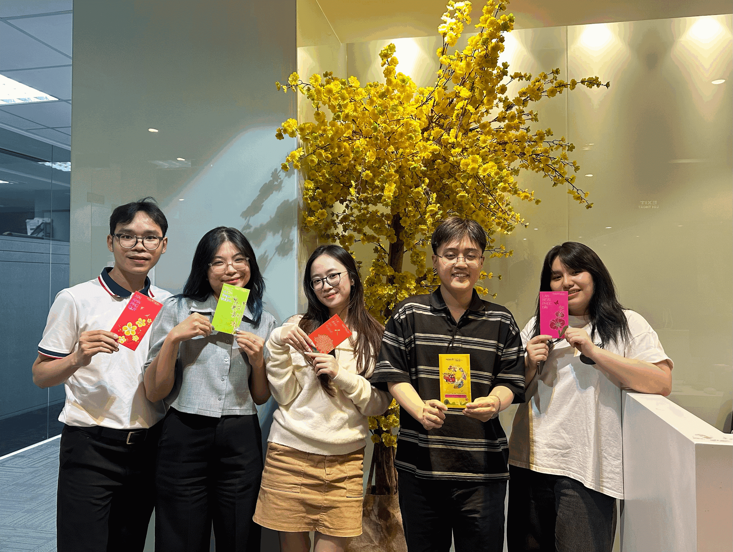 Ngày đầu tiên đi làm: Trao vé số đầu năm, gieo hy vọng lớn- Ảnh 1. Ngày đầu tiên đi làm: Trao vé số đầu năm, gieo hy vọng lớn- Ảnh 1.