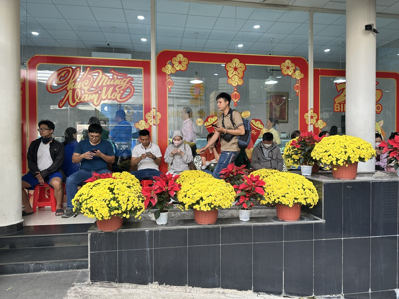 Khách ‘rồng rắn’ xếp hàng mua vàng trước ngày Thần tài, công ty tăng khối lượng bán- Ảnh 4.