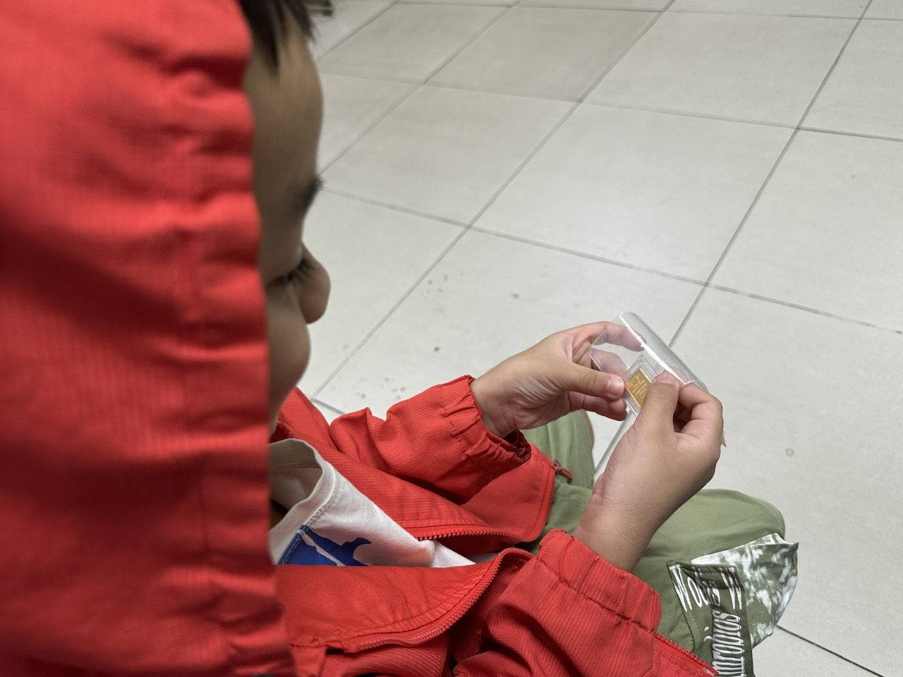 Khách ‘rồng rắn’ xếp hàng mua vàng trước ngày Thần tài, công ty tăng khối lượng bán- Ảnh 6.