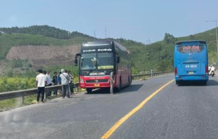 CSGT TP.Huế kịp thời tiếp ứng, hỗ trợ h&agrave;nh kh&aacute;ch cầu cứu giữa đường nhận &lsquo;mưa&rsquo; lời khen - Ảnh 1.