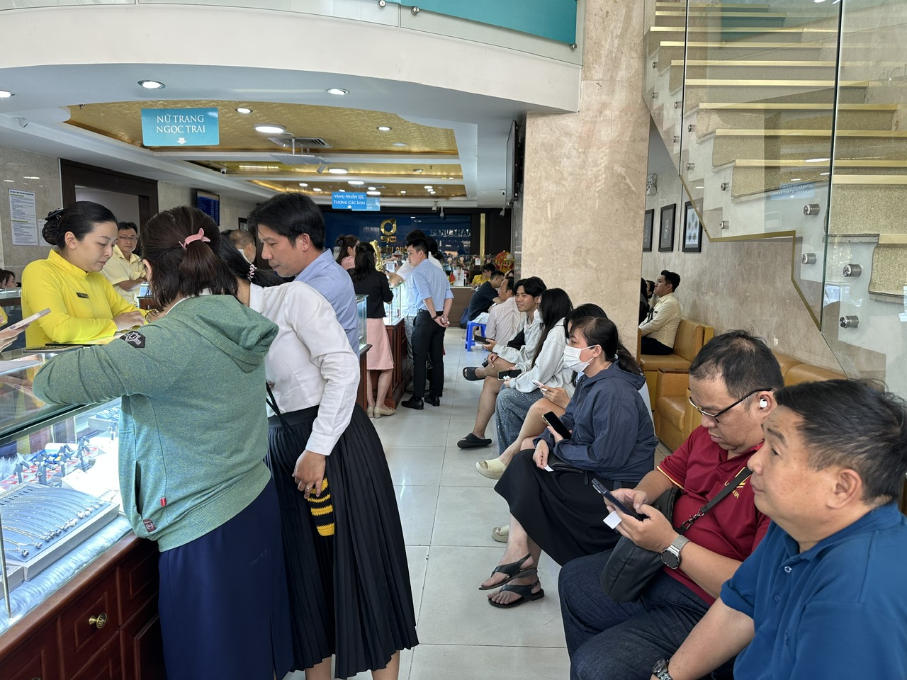 Khách ‘rồng rắn’ xếp hàng mua vàng trước ngày Thần tài, công ty tăng khối lượng bán- Ảnh 3.