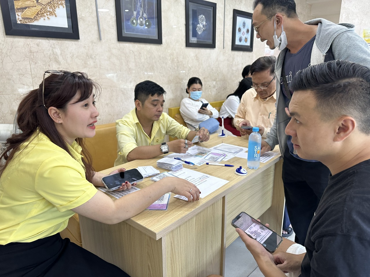 Khách ‘rồng rắn’ xếp hàng mua vàng trước ngày Thần tài, công ty tăng khối lượng bán- Ảnh 5.