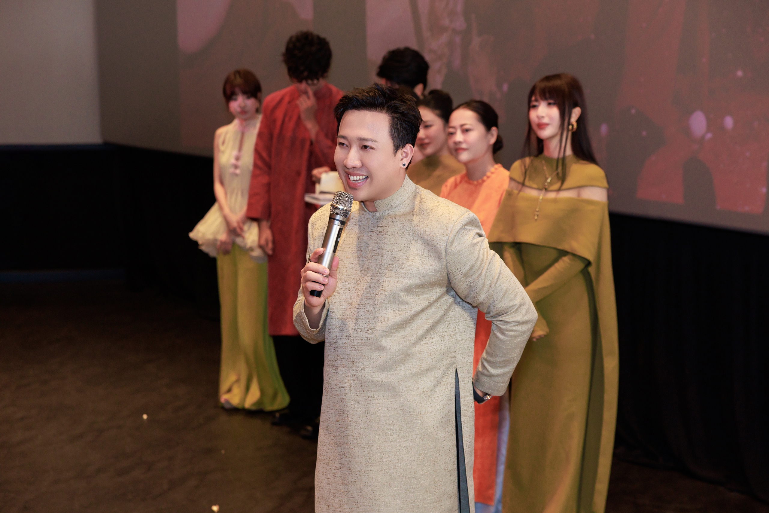 Trấn Thành là đạo diễn Việt đầu tiên chạm mốc doanh thu 2.000 tỉ - Ảnh 2.