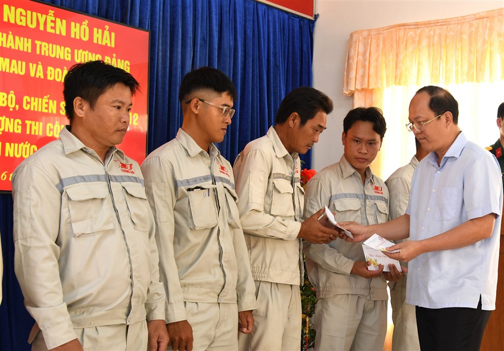 Bí thư thúc tăng tốc cao tốc, sân bay Cà Mau giữa áp lực vật liệu lớn - Ảnh 1. Bí thư thúc tăng tốc cao tốc, sân bay Cà Mau giữa áp lực vật liệu lớn - Ảnh 1.