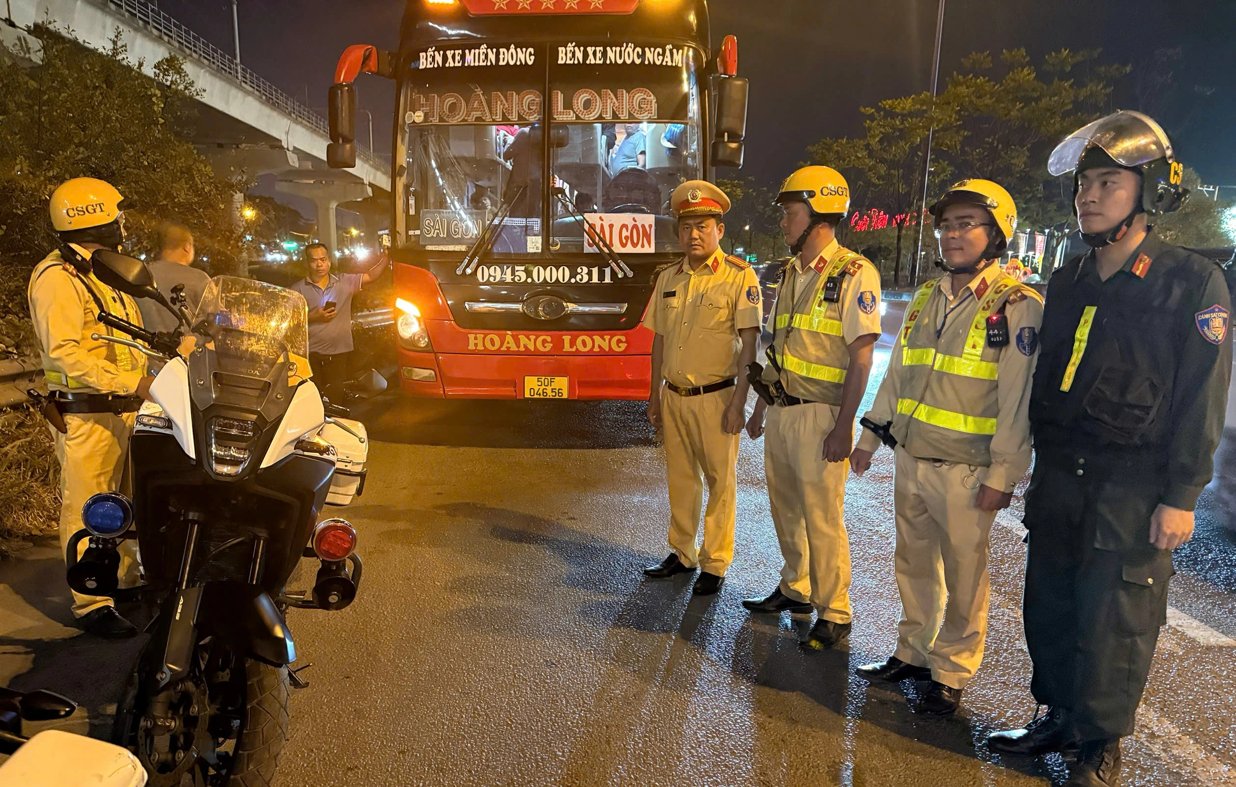 Hàng chục tài xế vi phạm nồng độ cồn 'kịch khung' ở cửa ngõ phía đông TP.HCM - Ảnh 2.