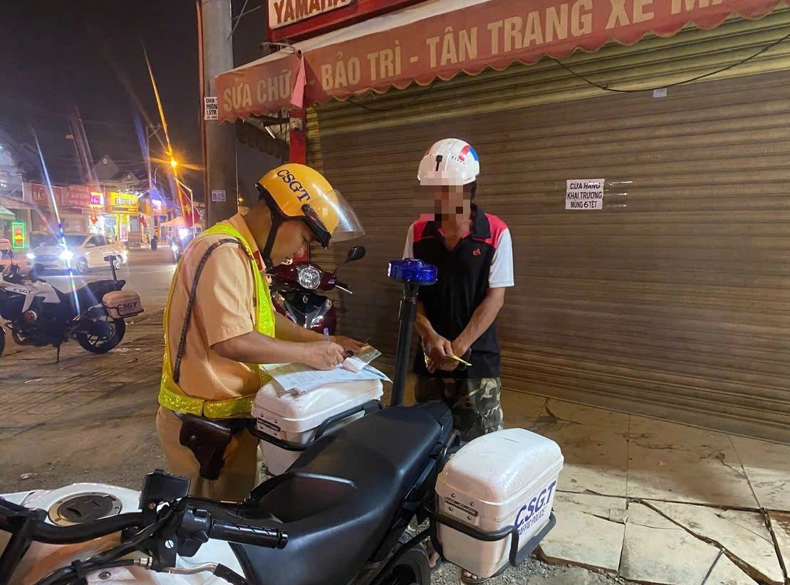 Hàng chục tài xế vi phạm nồng độ cồn 'kịch khung' ở cửa ngõ phía đông TP.HCM - Ảnh 1.