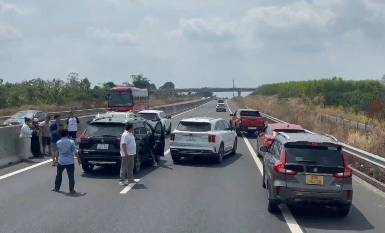 Cao tốc Phan Thiết - Dầu giây xảy ra 3 vụ tai nạn chiều mùng 7 tết - Ảnh 1.