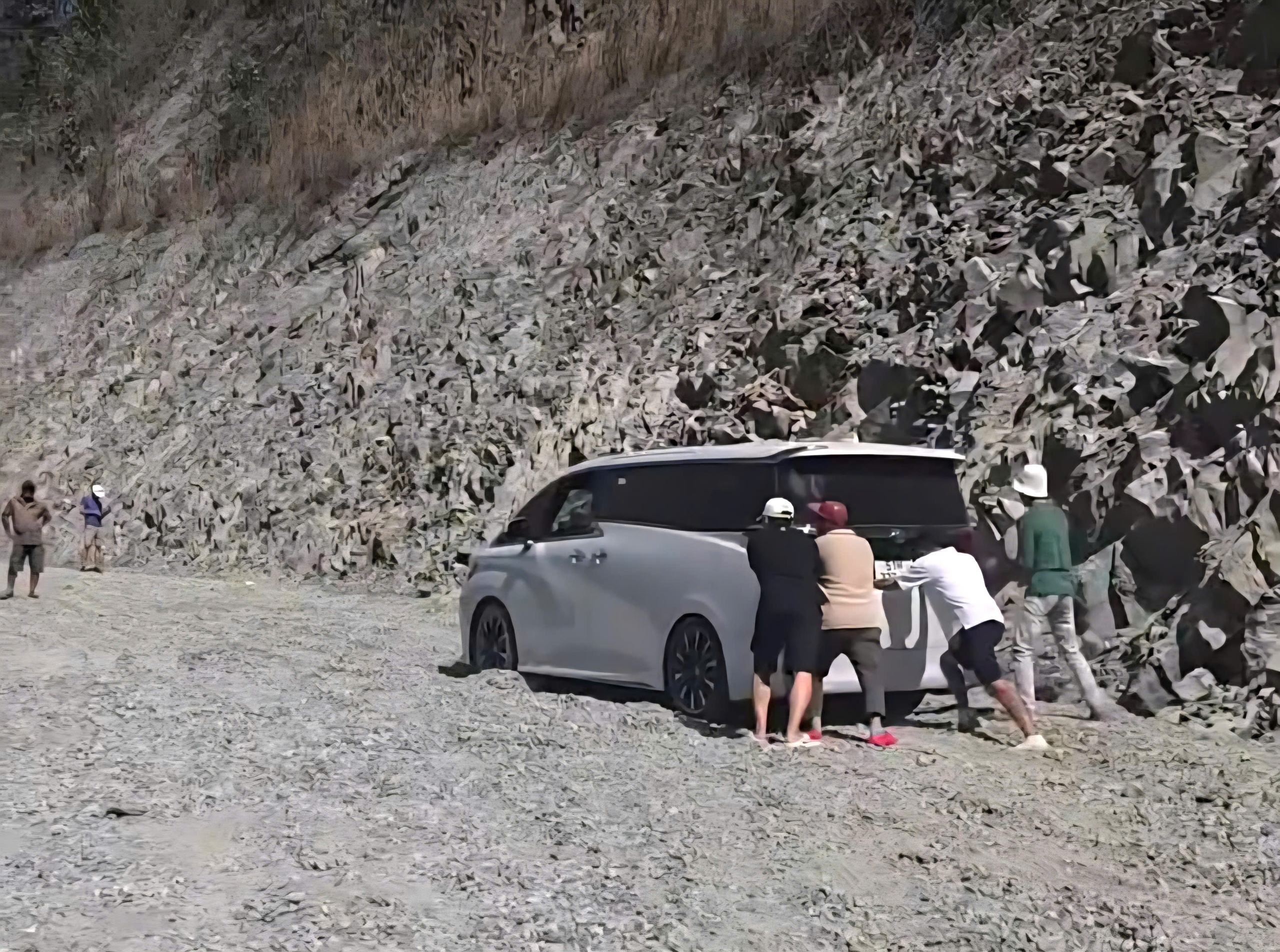 Quốc lộ 28B ám ảnh tài xế và du khách trong dịp Tết Bính Ngọ 2026 - Ảnh 4.