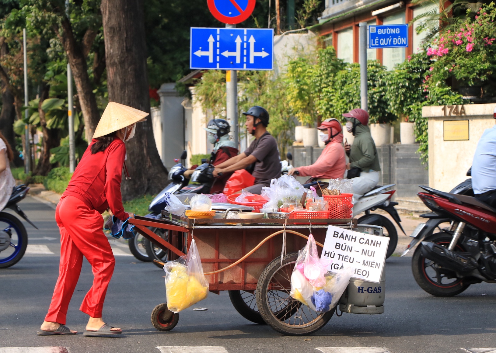 Ngày đầu đi làm sau tết, đường phố TP.HCM đông xe: 'Hết tết rồi, cày tiếp thôi!' - Ảnh 5.