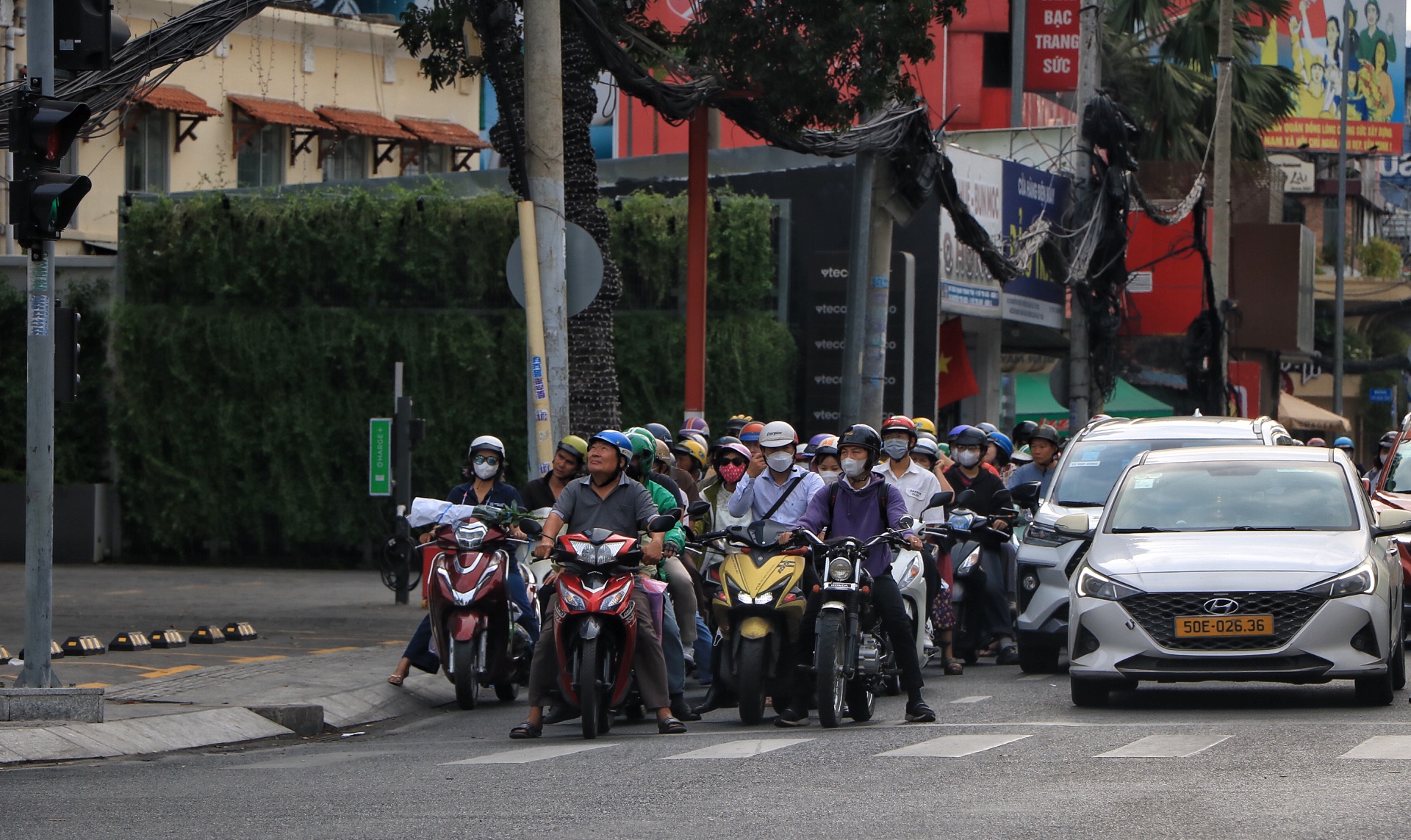 Ngày đầu đi làm sau tết, đường phố TP.HCM đông xe: 'Hết tết rồi, cày tiếp thôi!' - Ảnh 8.