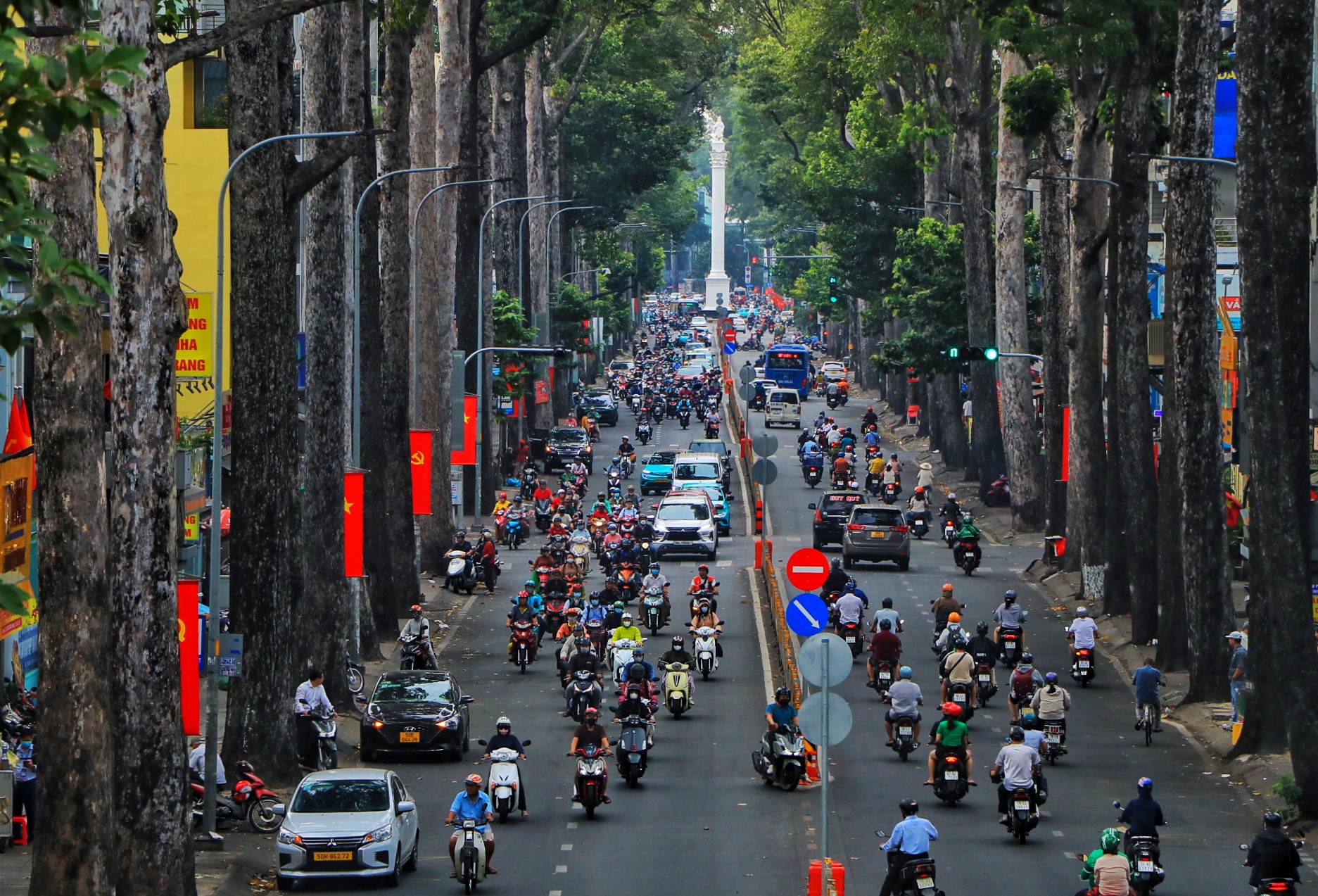 Ngày đầu đi làm sau tết, đường phố TP.HCM đông xe: 'Hết tết rồi, cày tiếp thôi!' - Ảnh 1.