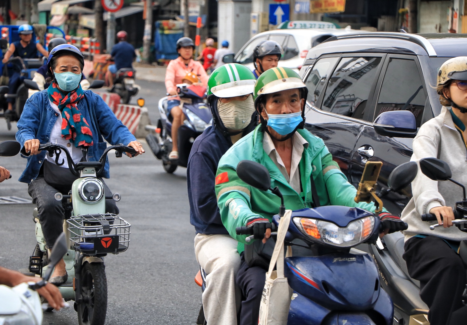 Ngày đầu đi làm sau tết, đường phố TP.HCM đông xe: 'Hết tết rồi, cày tiếp thôi!' - Ảnh 9.