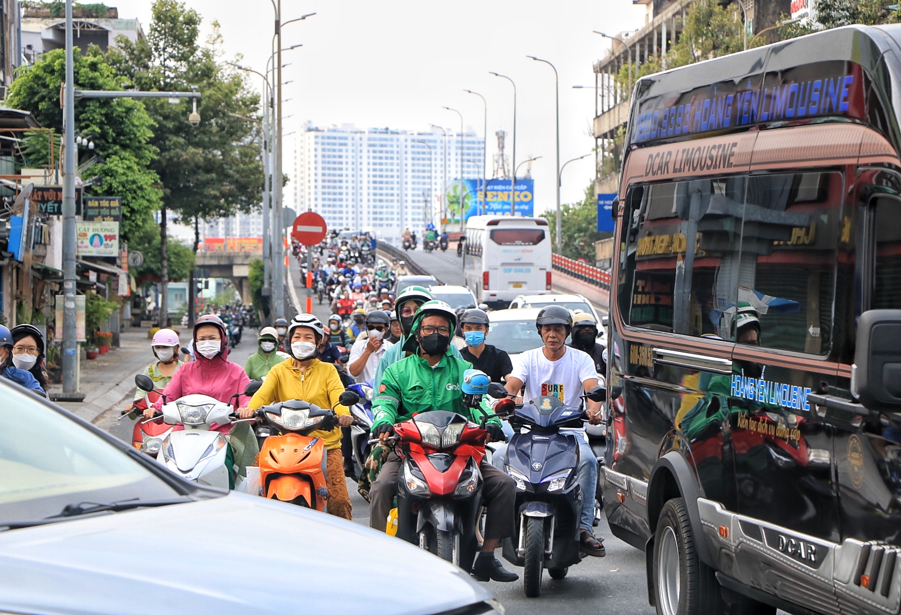 Ngày đầu đi làm sau tết, đường phố TP.HCM đông xe: 'Hết tết rồi, cày tiếp thôi!' - Ảnh 10.
