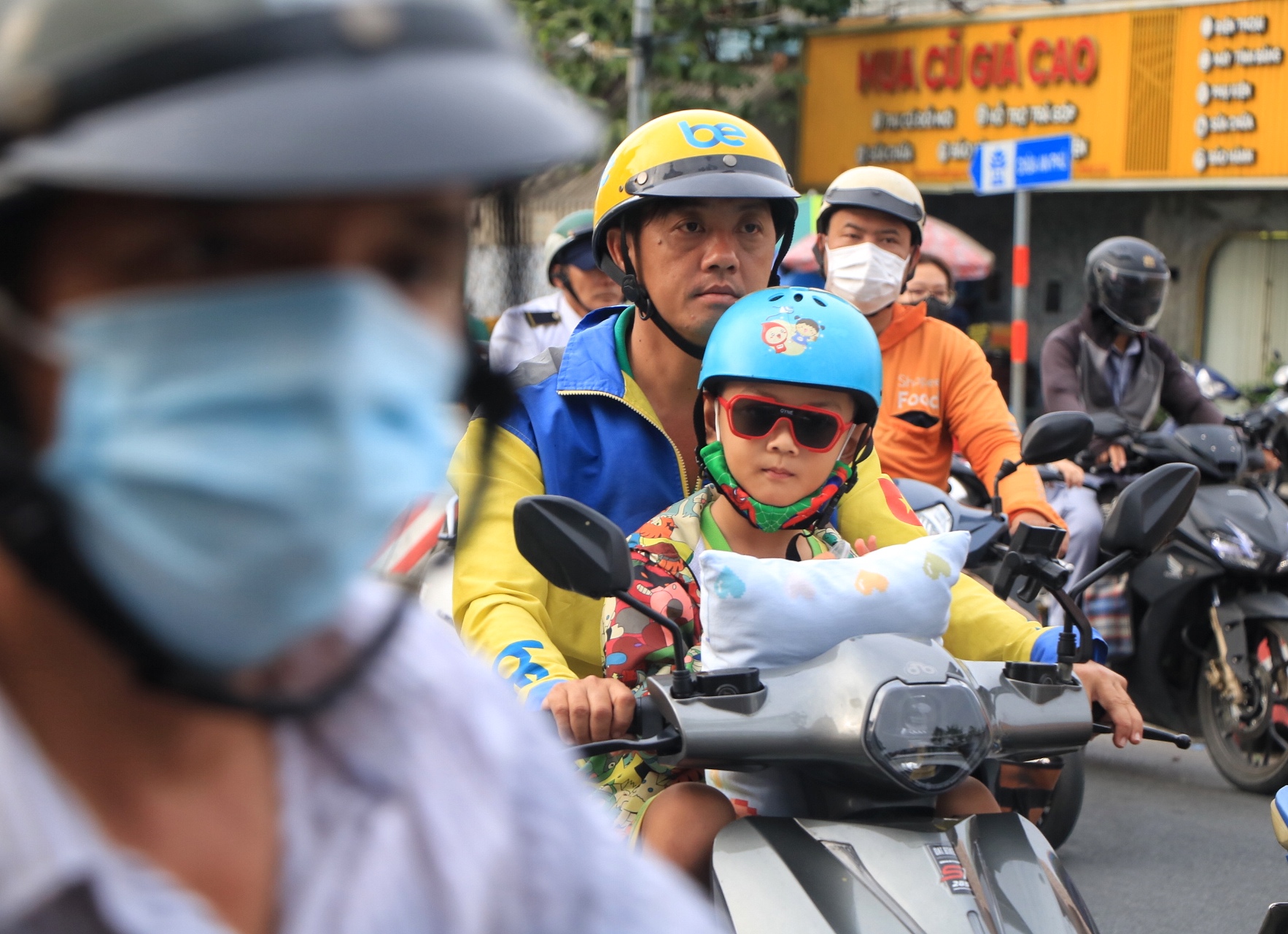 Ngày đầu đi làm sau tết, đường phố TP.HCM đông xe: 'Hết tết rồi, cày tiếp thôi!' - Ảnh 3.