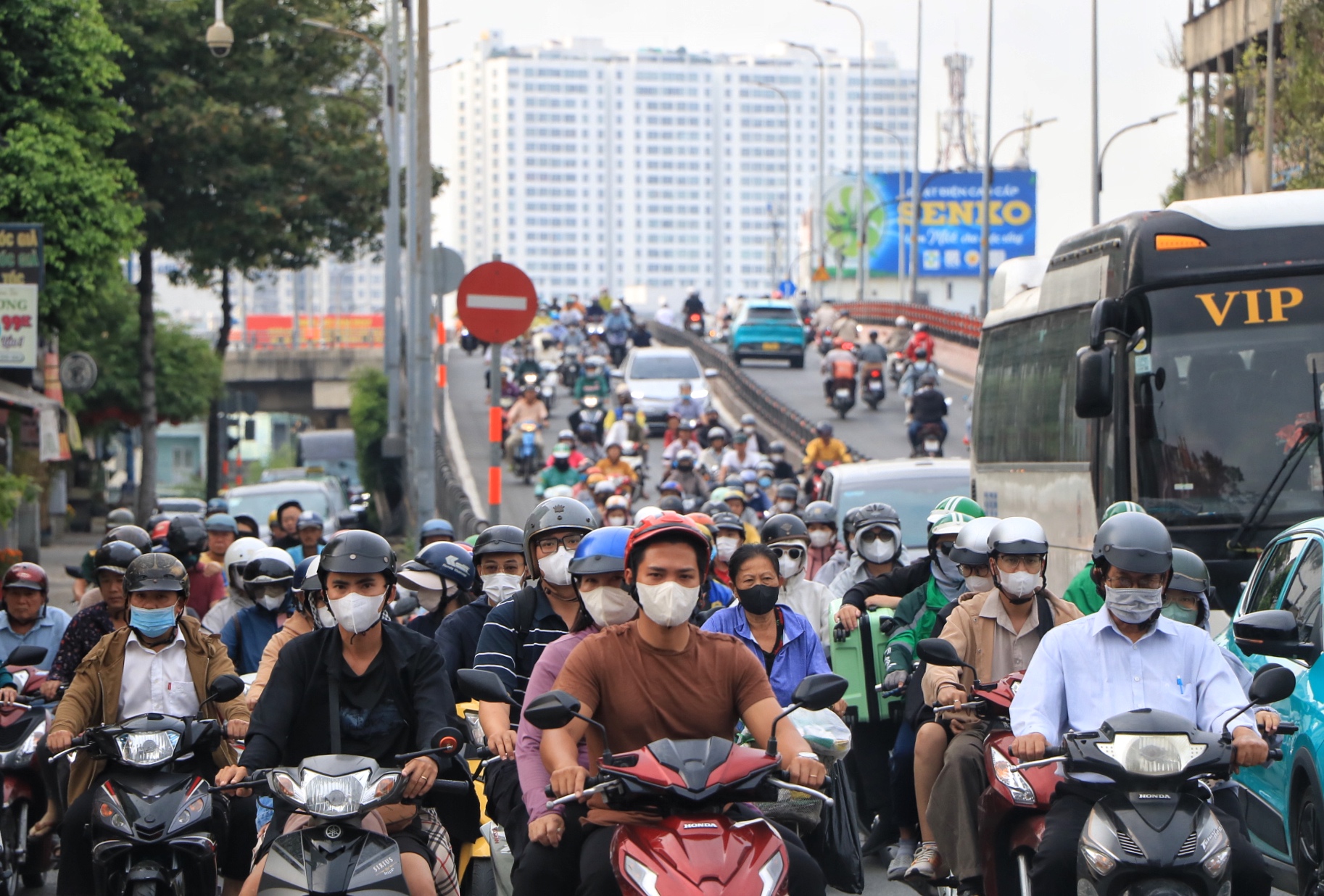 Ngày đầu đi làm sau tết, đường phố TP.HCM đông xe: 'Hết tết rồi, cày tiếp thôi!' - Ảnh 2.