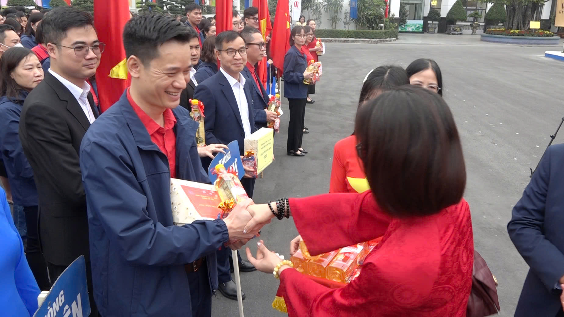 Dầu ăn, muối thành 'lộc xuân' đầu năm của công nhân- Ảnh 1.