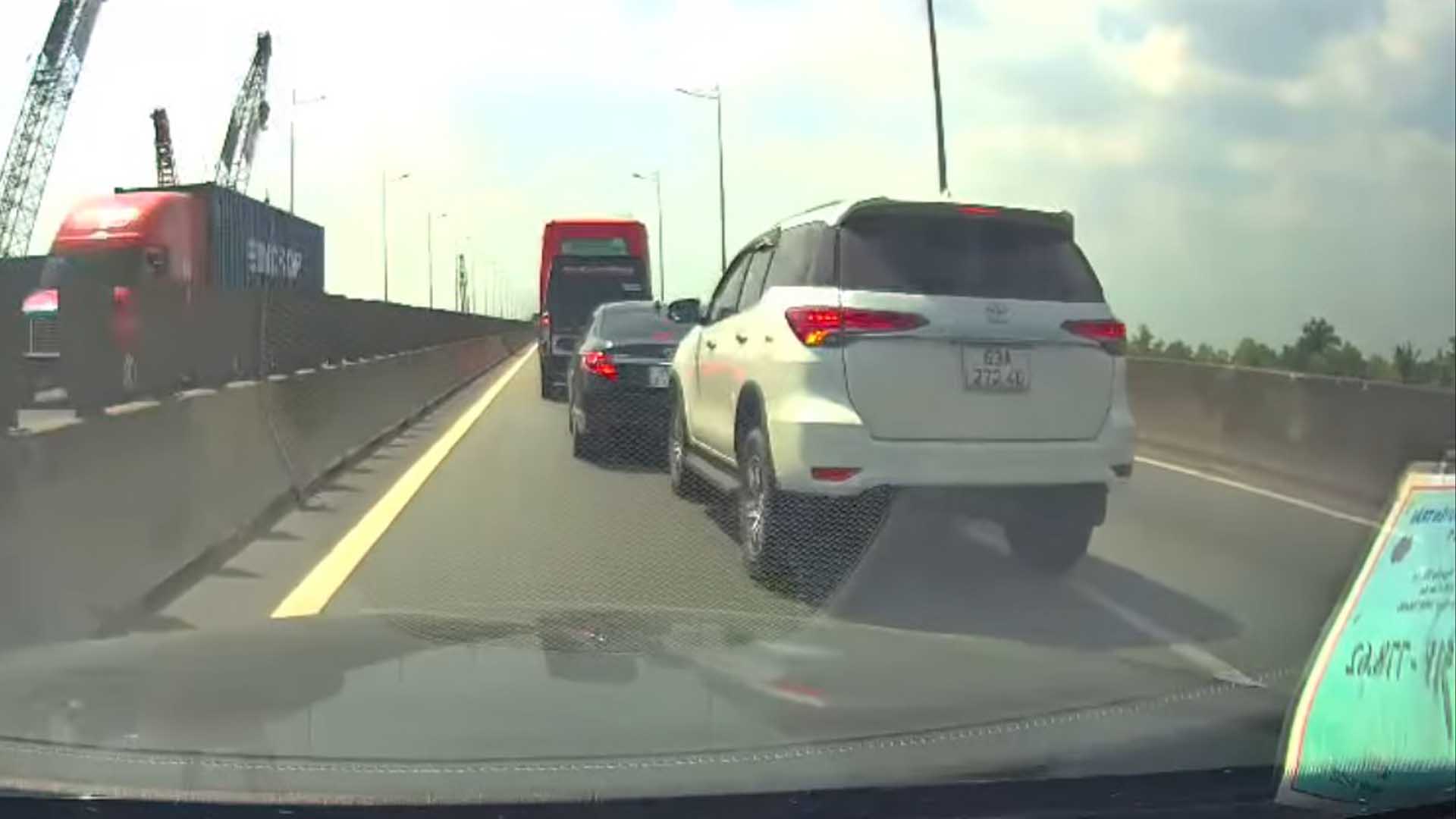 Phẫn nộ ô tô chạy 'loi nhoi', liên tục chuyển làn ẩu trên cao tốc - Ảnh 1.