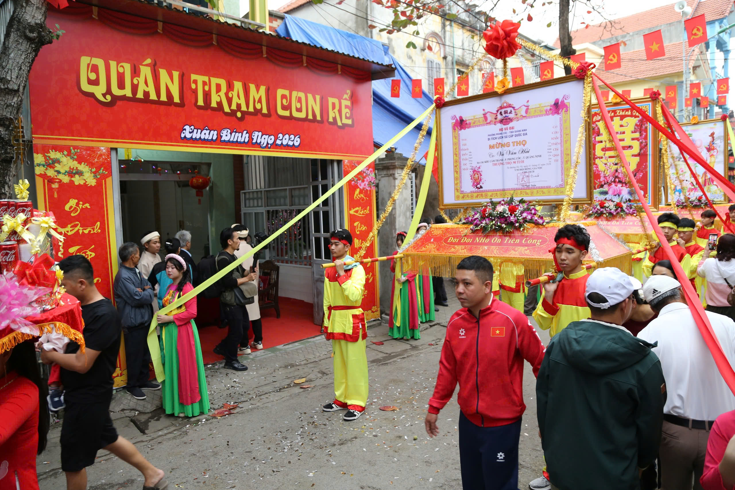 Lễ hội Ti&ecirc;n C&ocirc;ng: Con rể quỳ đ&oacute;n bố vợ thượng thọ - Ảnh 2.