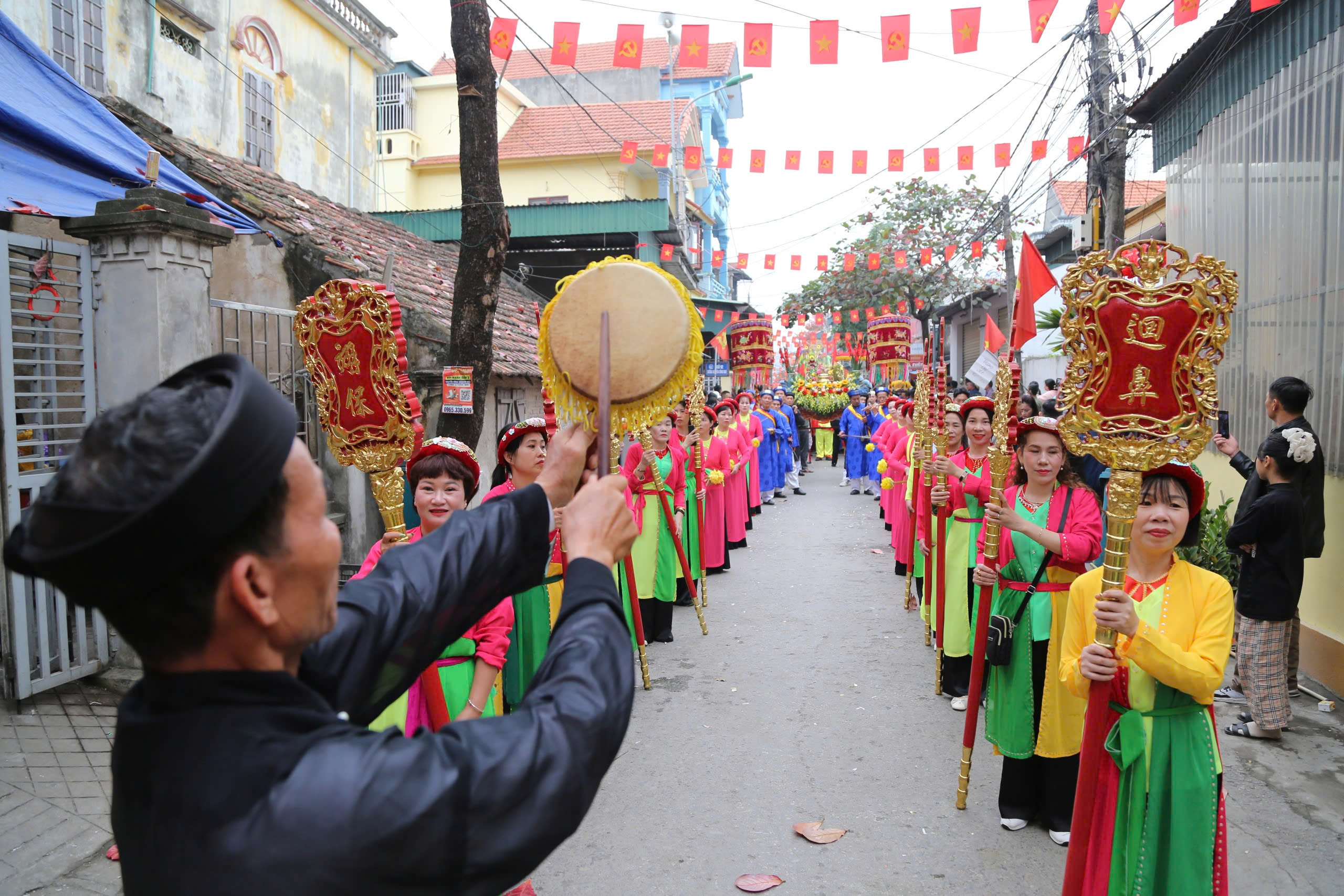 Lễ hội Ti&ecirc;n C&ocirc;ng: Con rể quỳ đ&oacute;n bố vợ thượng thọ - Ảnh 1.