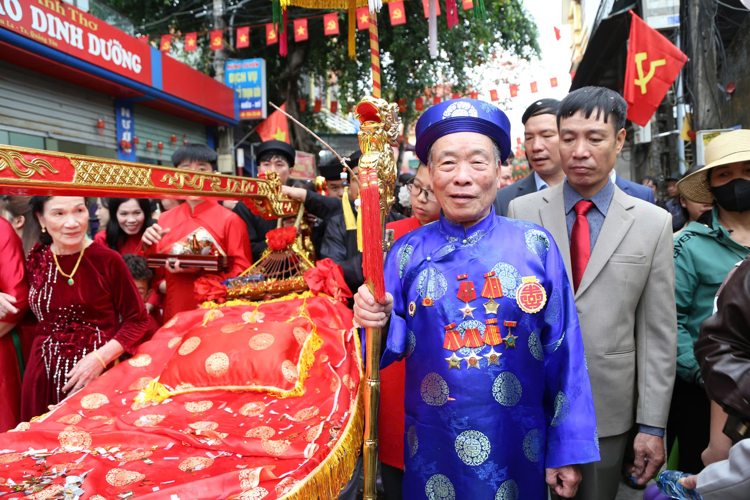 Lễ hội Ti&ecirc;n C&ocirc;ng: Con rể quỳ đ&oacute;n bố vợ thượng thọ - Ảnh 6.