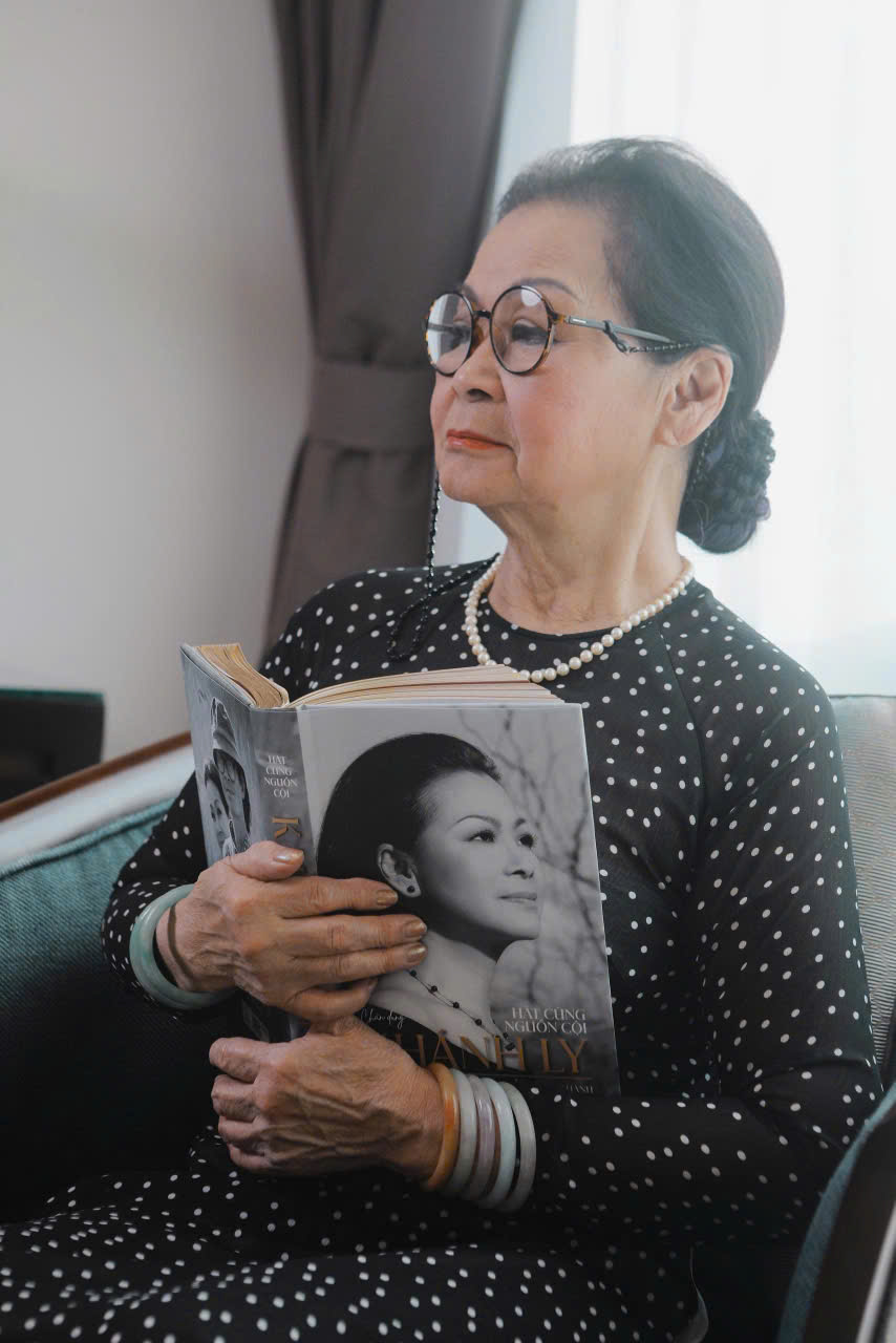 Ca sĩ Kh&aacute;nh Ly về nước sau cơn đột quỵ, x&uacute;c động viếng mộ Trịnh C&ocirc;ng Sơn - Ảnh 1.