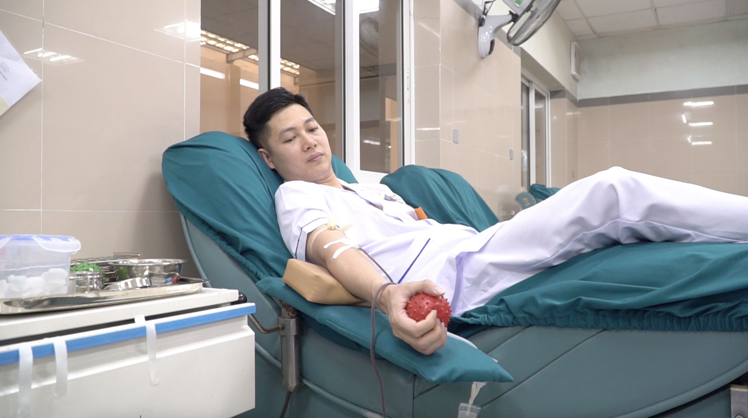 Y b&aacute;c sĩ hơn 30 lần hiến m&aacute;u cứu bệnh nh&acirc;n ung thư- Ảnh 1.