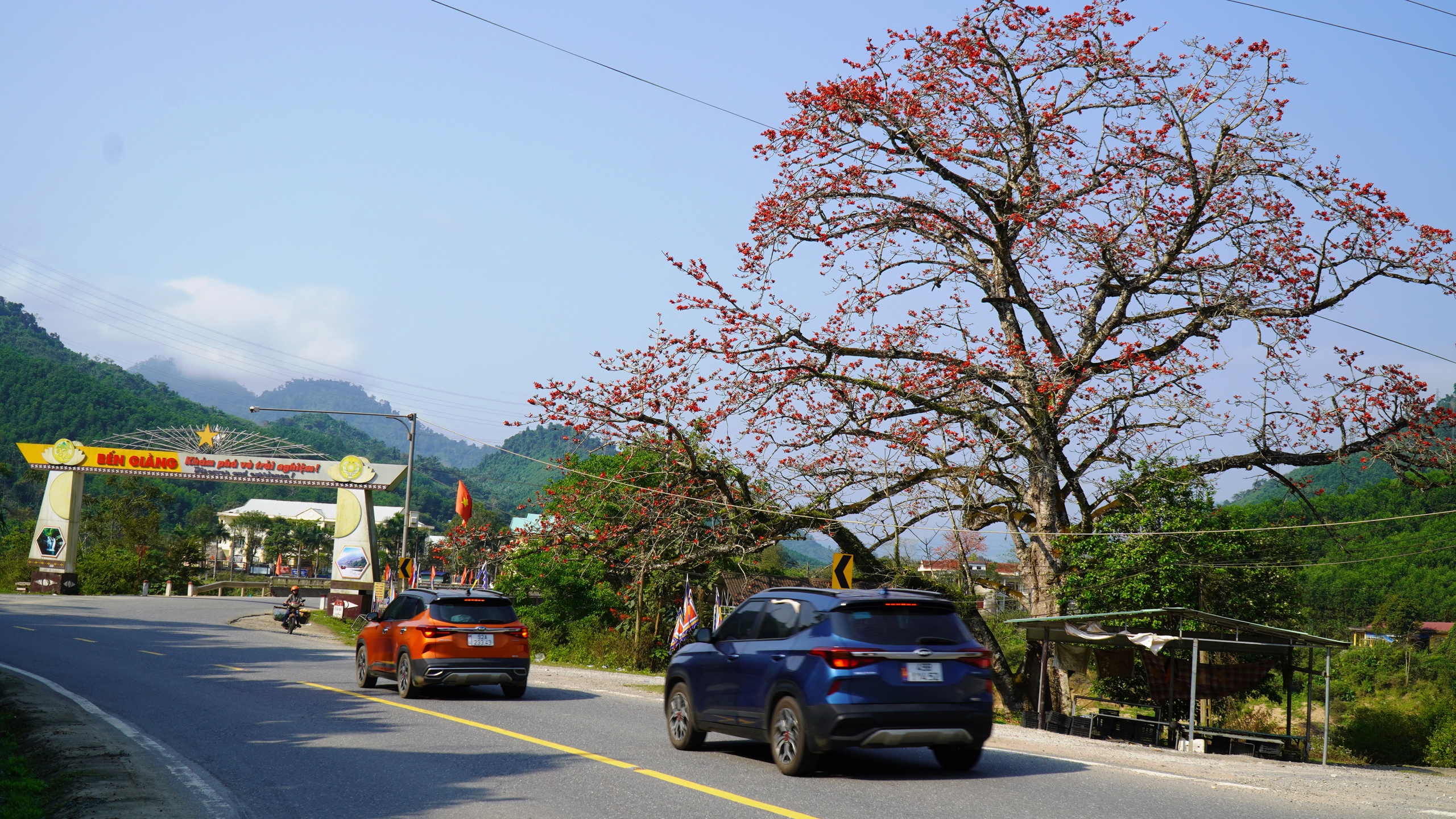 Đ&agrave; Nẵng: Hoa gạo rực đỏ thắp lửa k&yacute; ức nơi ng&atilde; ba Bến Giằng lịch sử - Ảnh 5.