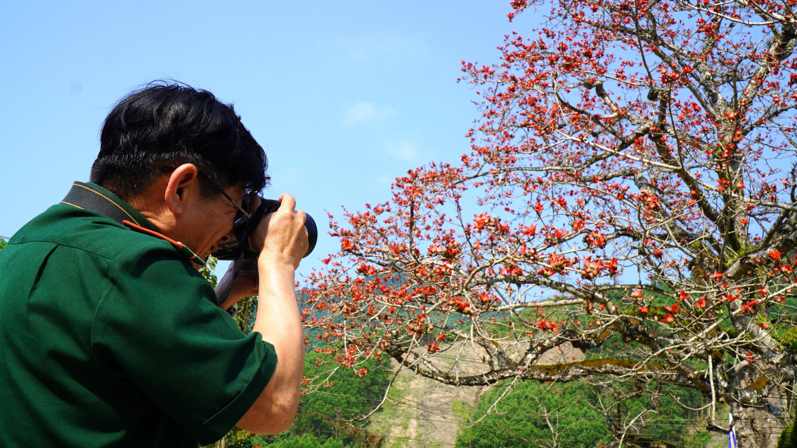 Đ&agrave; Nẵng: Hoa gạo rực đỏ thắp lửa k&yacute; ức nơi ng&atilde; ba Bến Giằng lịch sử - Ảnh 10.