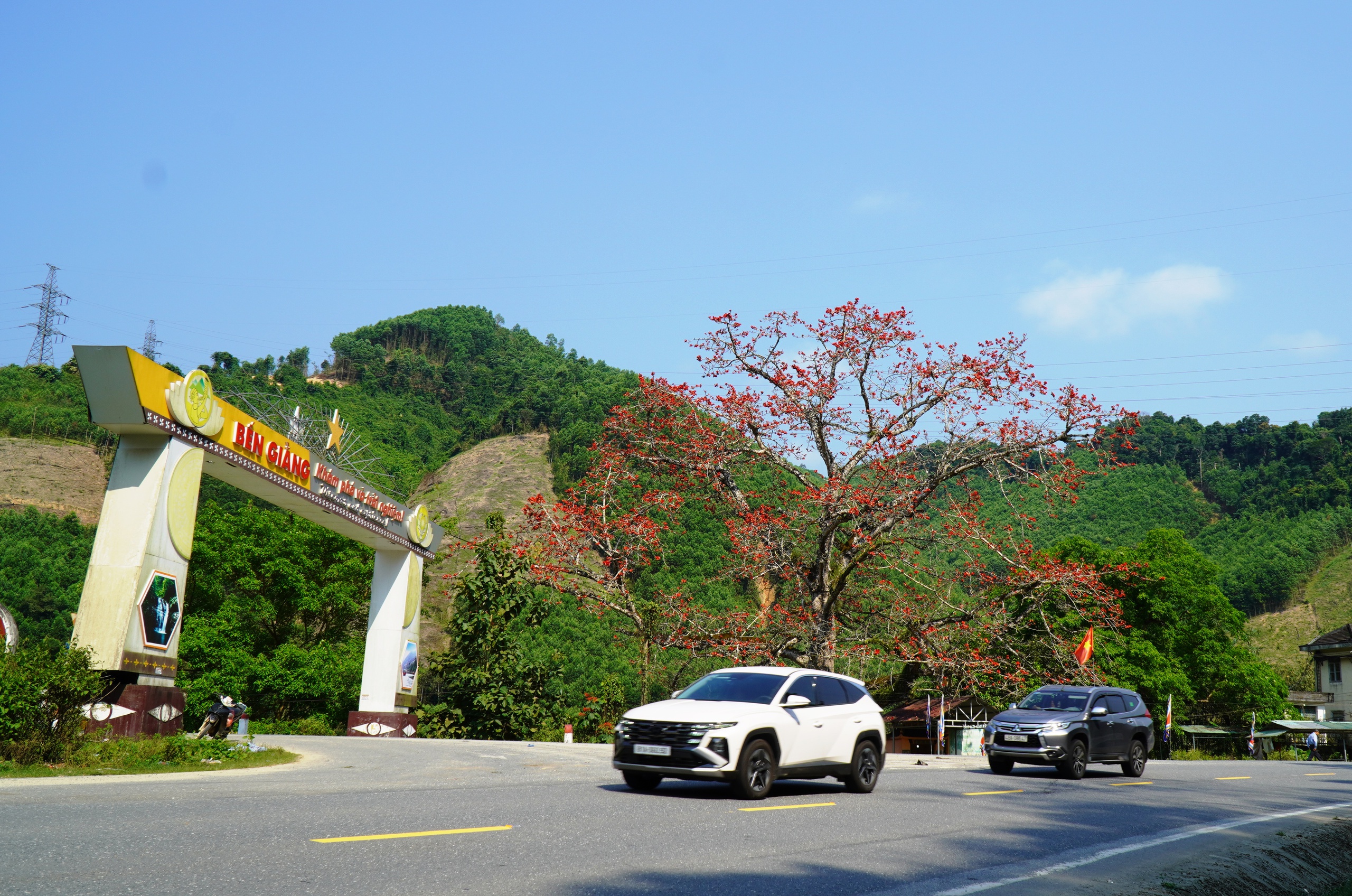 Đ&agrave; Nẵng: Hoa gạo rực đỏ thắp lửa k&yacute; ức nơi ng&atilde; ba Bến Giằng lịch sử - Ảnh 12.