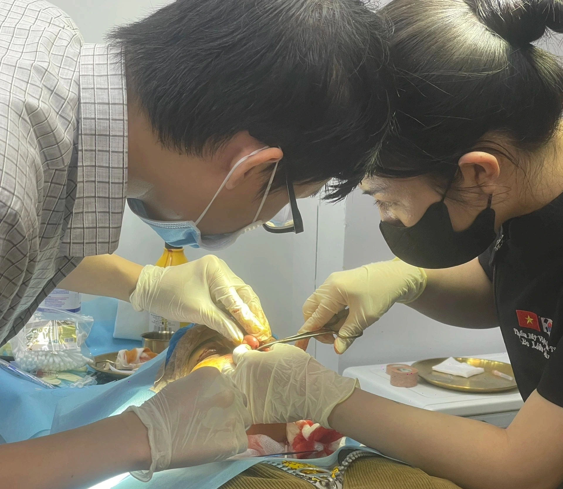 1 người tử vong sau truyền trắng da tại nhà: Nữ điều dưỡng khai gì? - Ảnh 1.