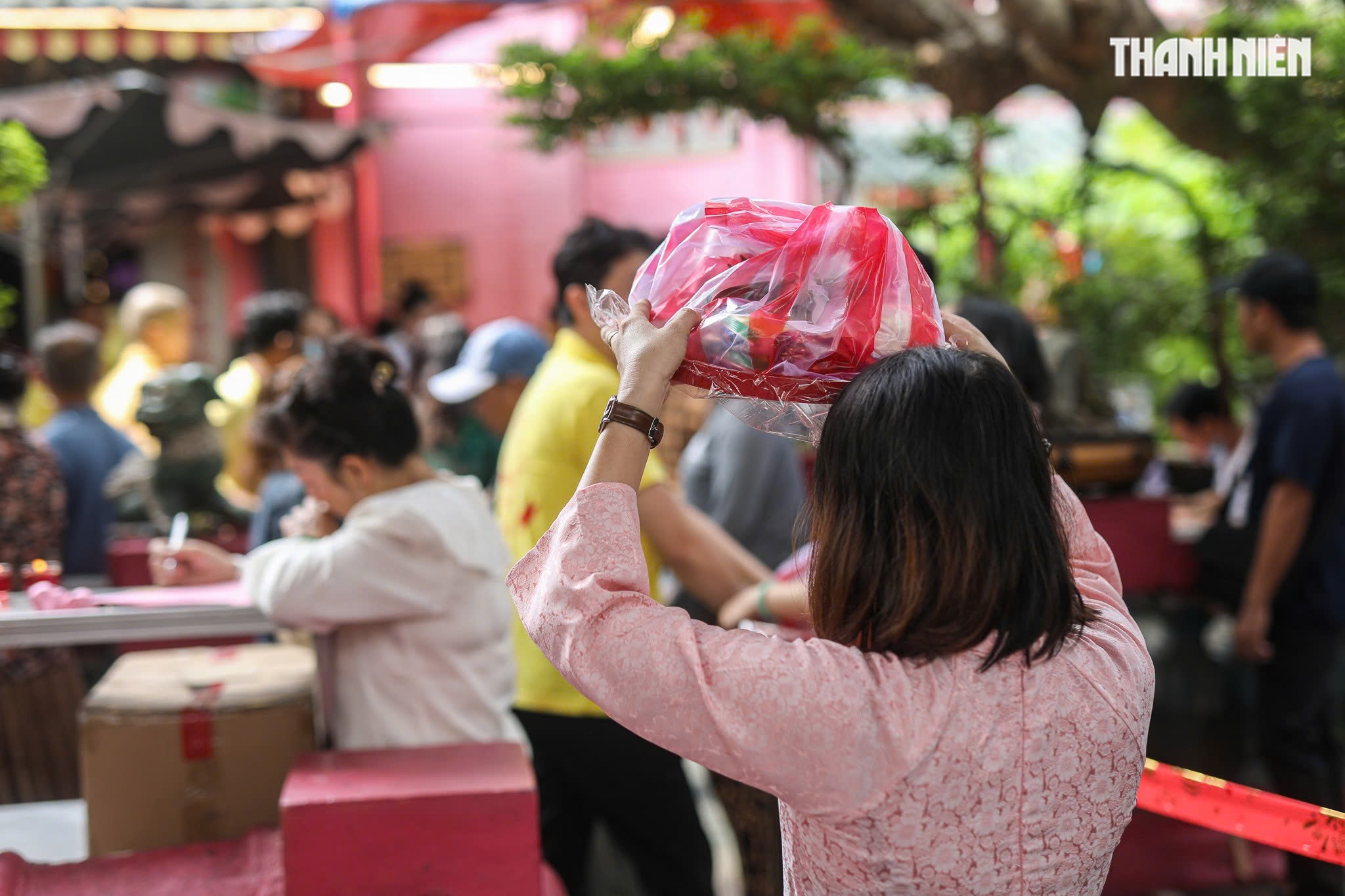 Dòng người đội nắng xếp hàng chờ làm lễ chuyển vận ở chùa Ngọc Hoàng - Ảnh 7.