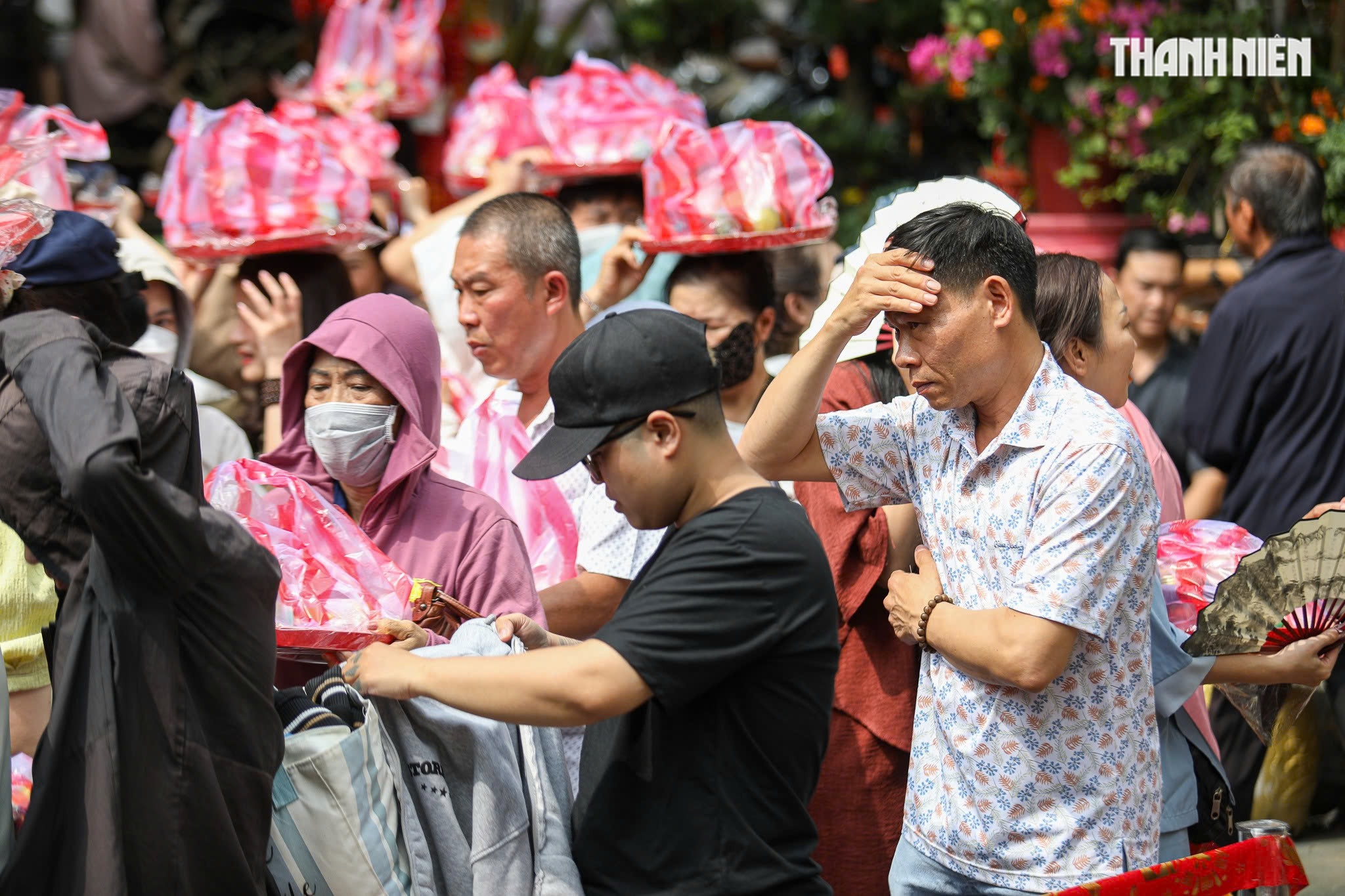 Dòng người đội nắng xếp hàng chờ làm lễ chuyển vận ở chùa Ngọc Hoàng - Ảnh 2.