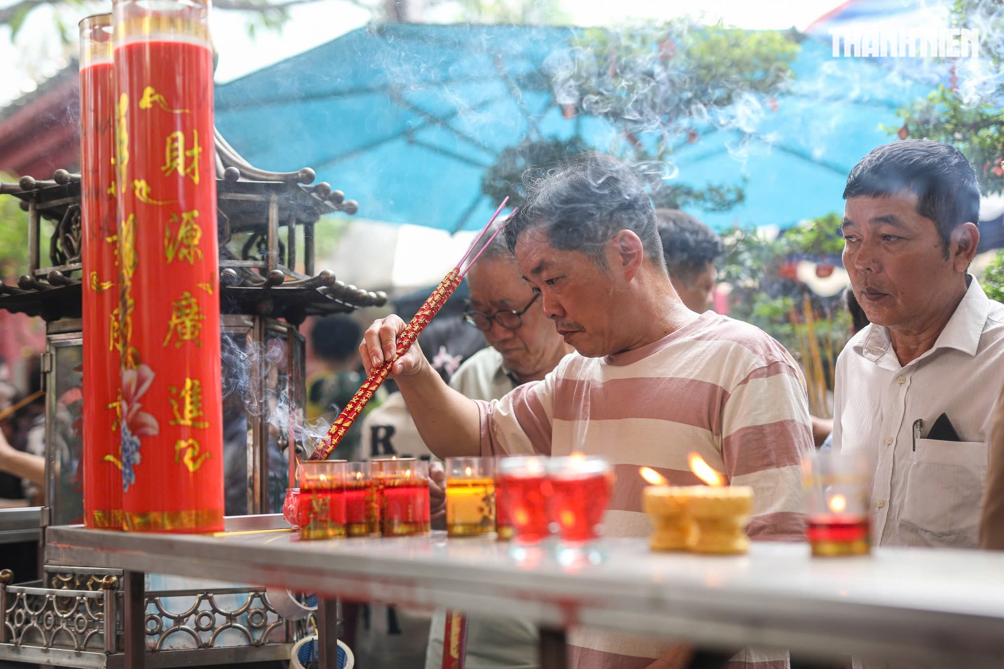 Dòng người đội nắng xếp hàng chờ làm lễ chuyển vận ở chùa Ngọc Hoàng - Ảnh 6.